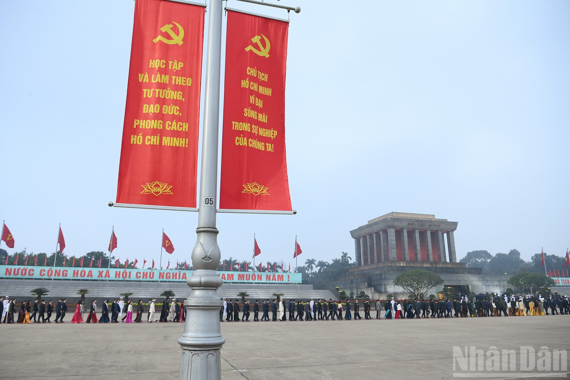 Делегаты посещают Мавзолей Президента Хо Ши Мина.