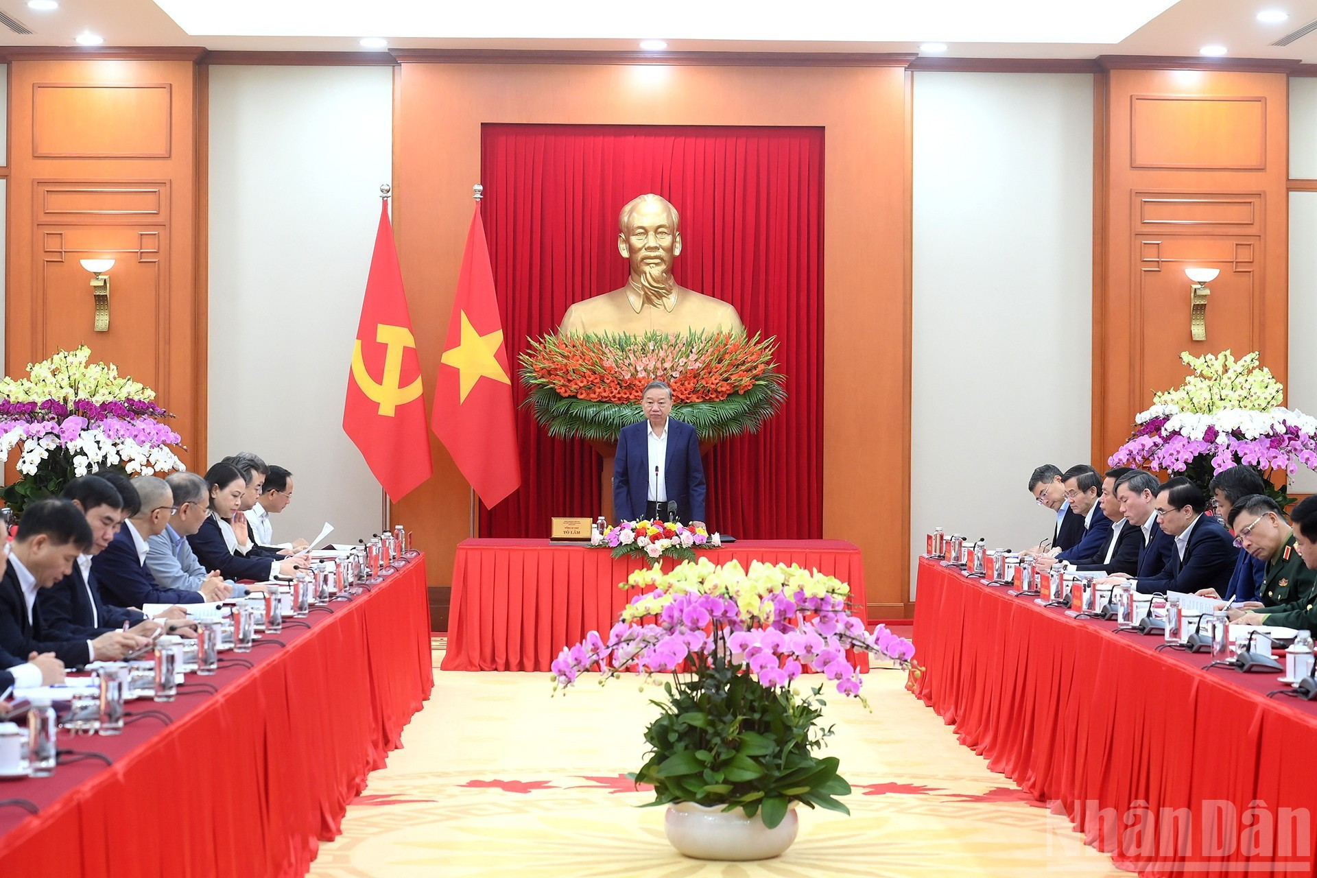 Общий вид рабочего совещания в здании ЦК КПВ.