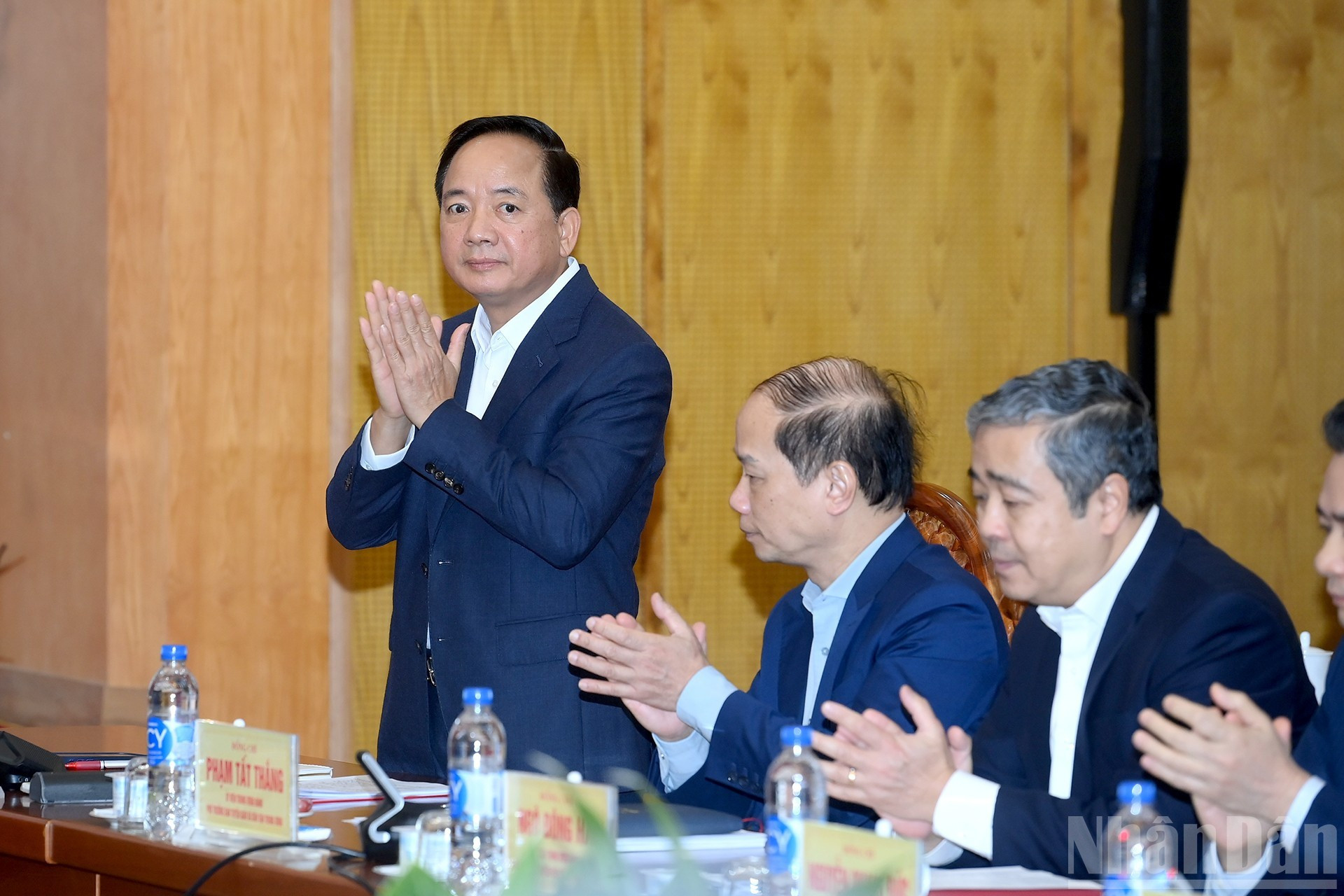 Руководство Отдела ЦК КПВ по пропаганде, политическому воспитанию и работе с народными массами на рабочей встрече.