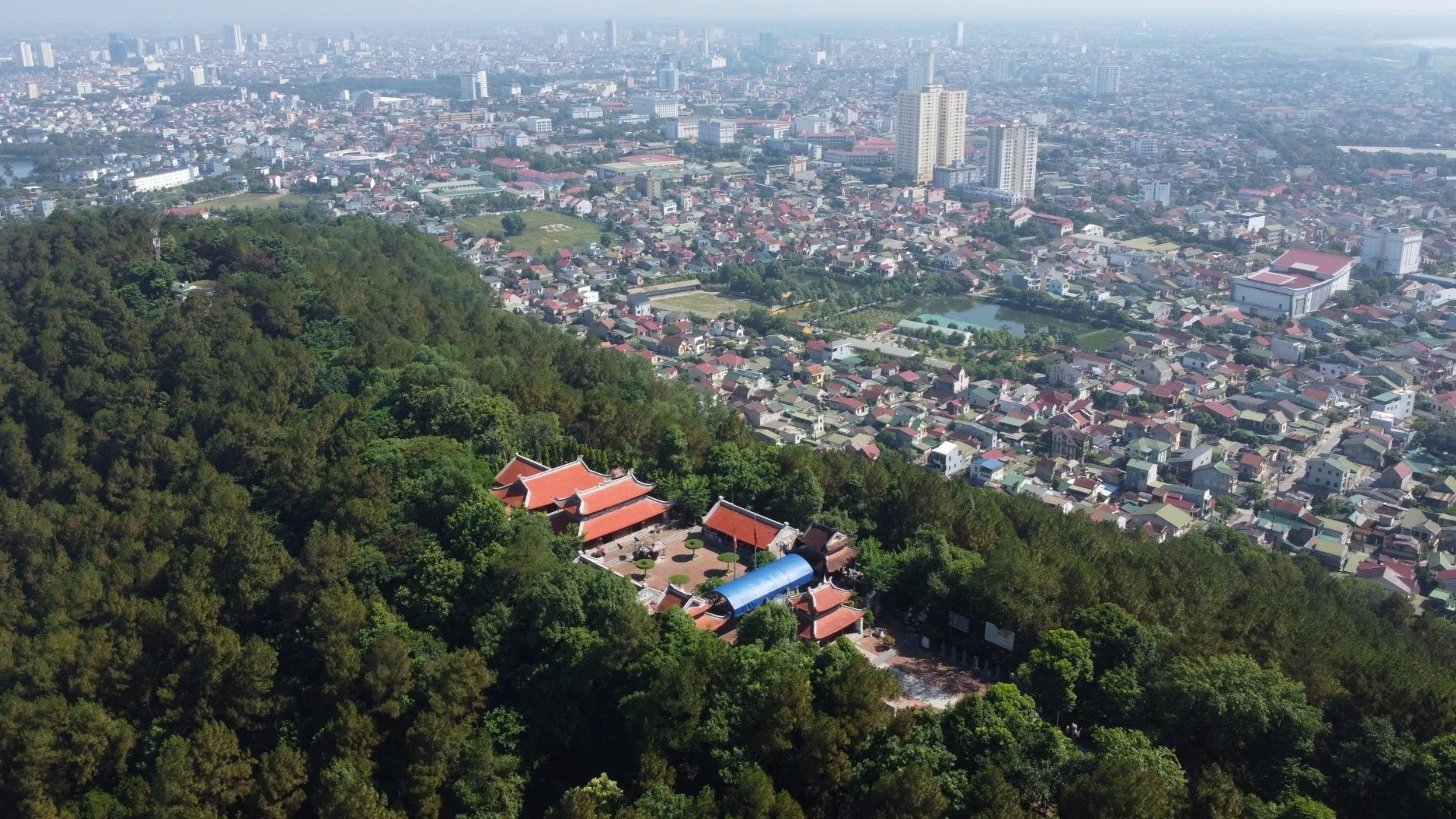 Храм императора Куанг Чунга стоит на второй вершине горы Зунгкует.