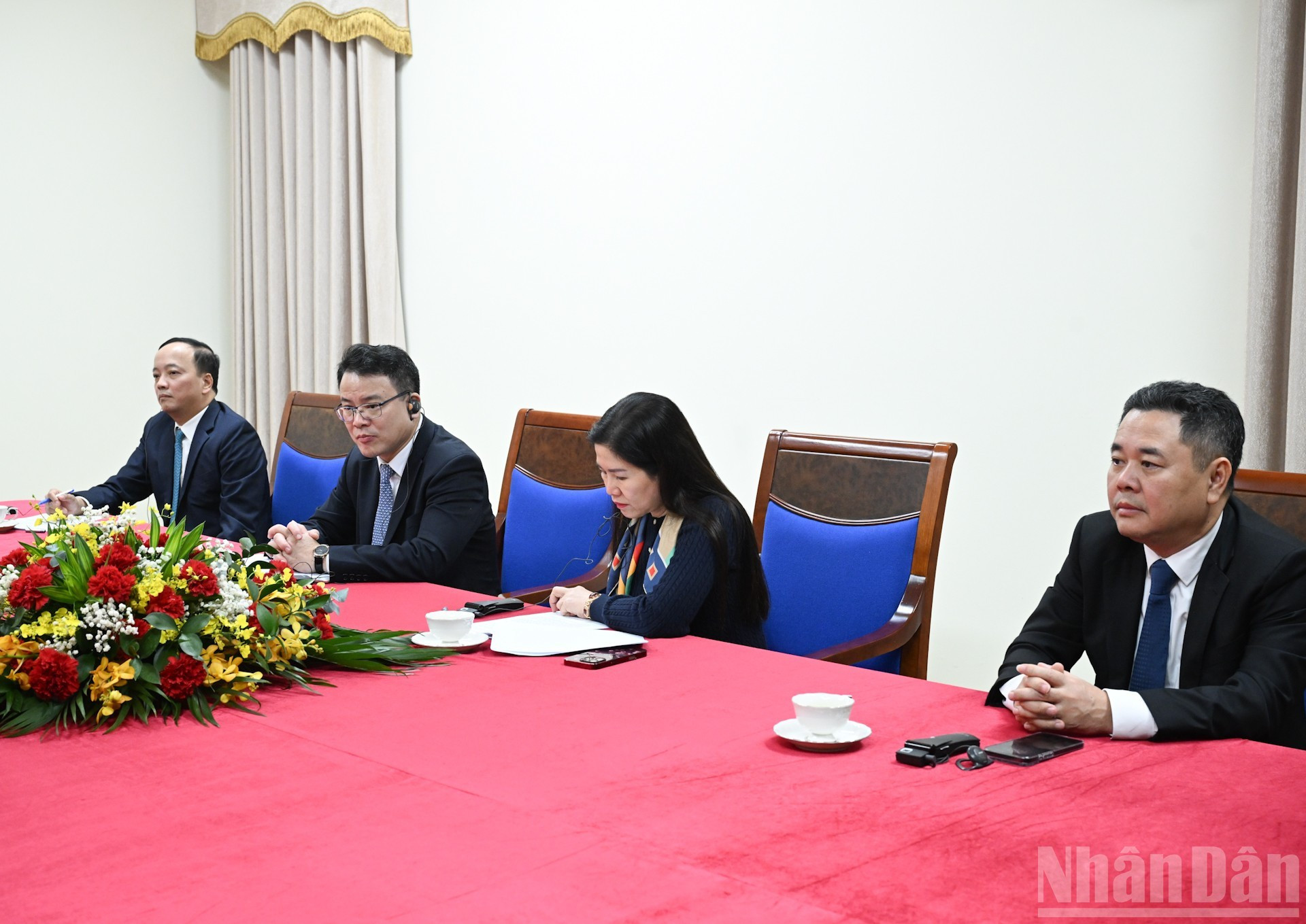 Представители комитетов, министерств и ведомств Правительства Вьетнама, участвующие в мероприятии.