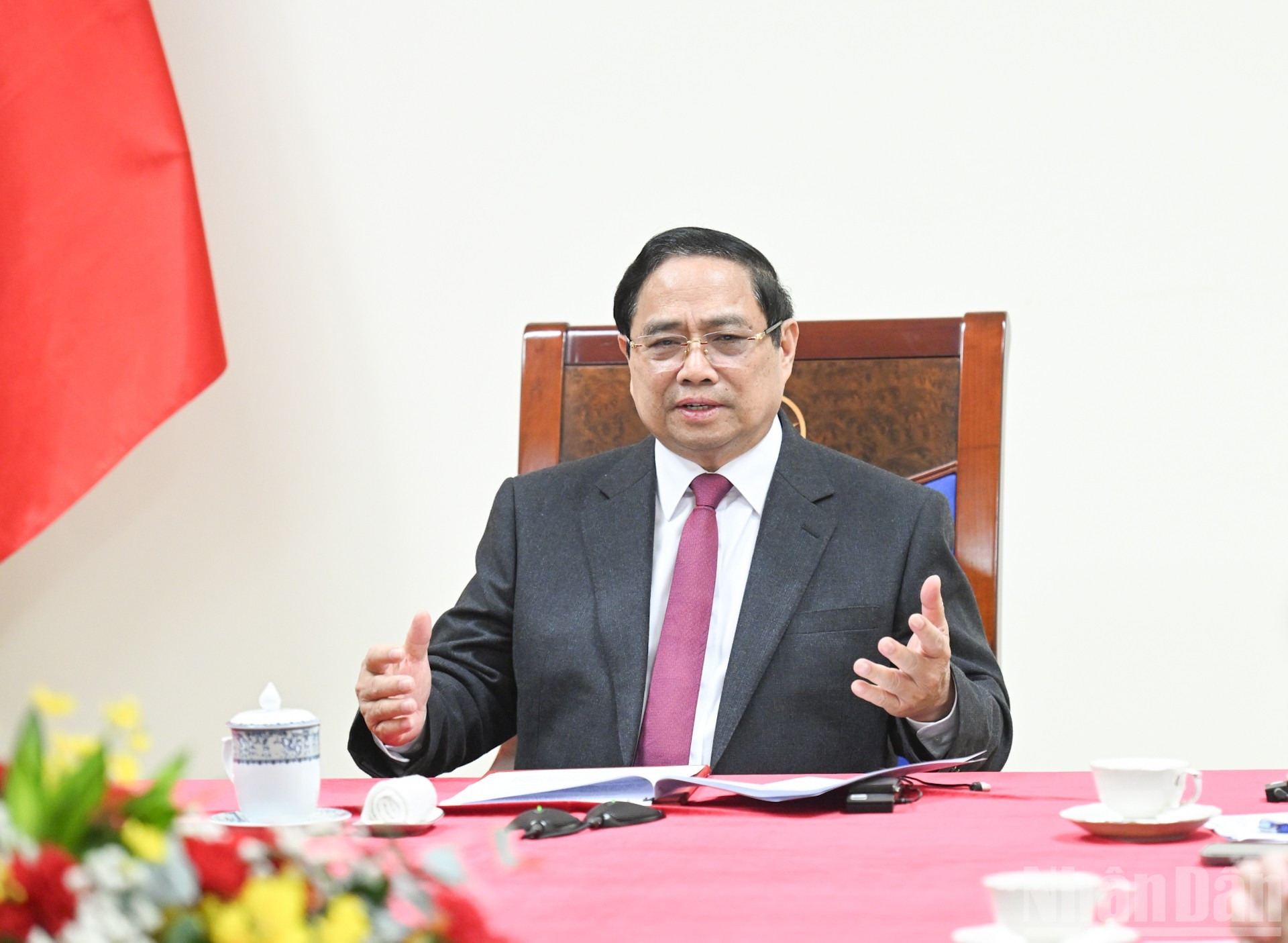 Премьер-министр Фам Минь Тьинь проводит телефонный разговор с Премьер-министром Сингапура Лоуренсом Вонгом