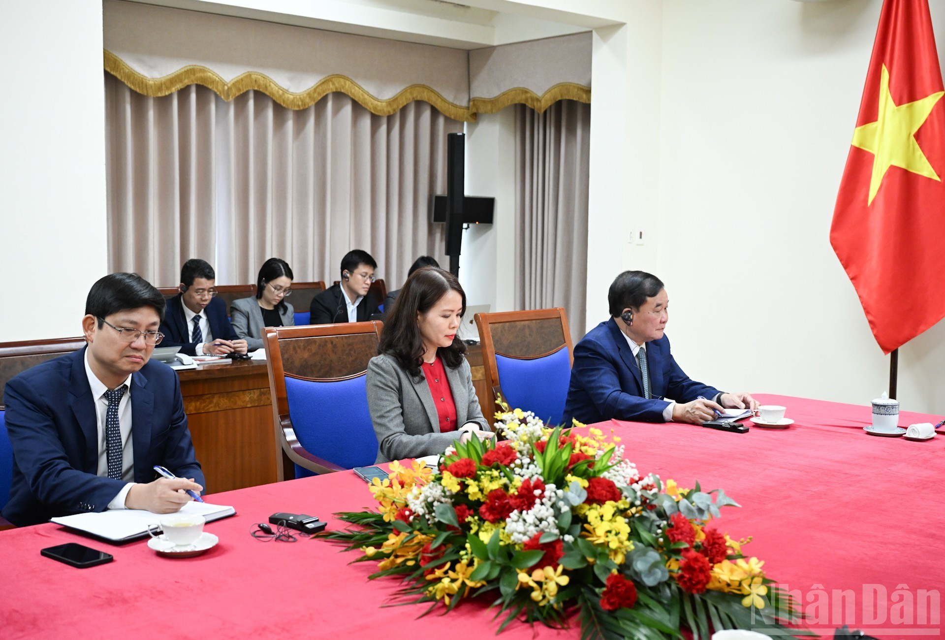 Представители комитетов, министерств и ведомств Правительства Вьетнама, участвующие в мероприятии.