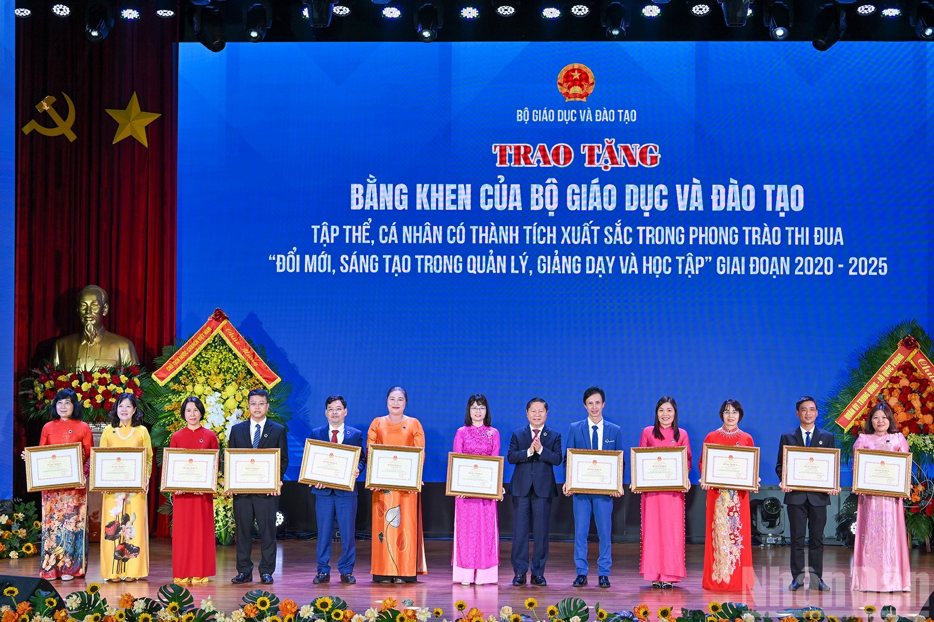 Заместитель министра образования и подготовки кадров Ле Тан Зунг вручает почетные грамоты отдельным лицам, показавшим выдающиеся результаты в движении «Обновление и творчество в управлении, преподавании и обучении» в период 2020-2025 годов.