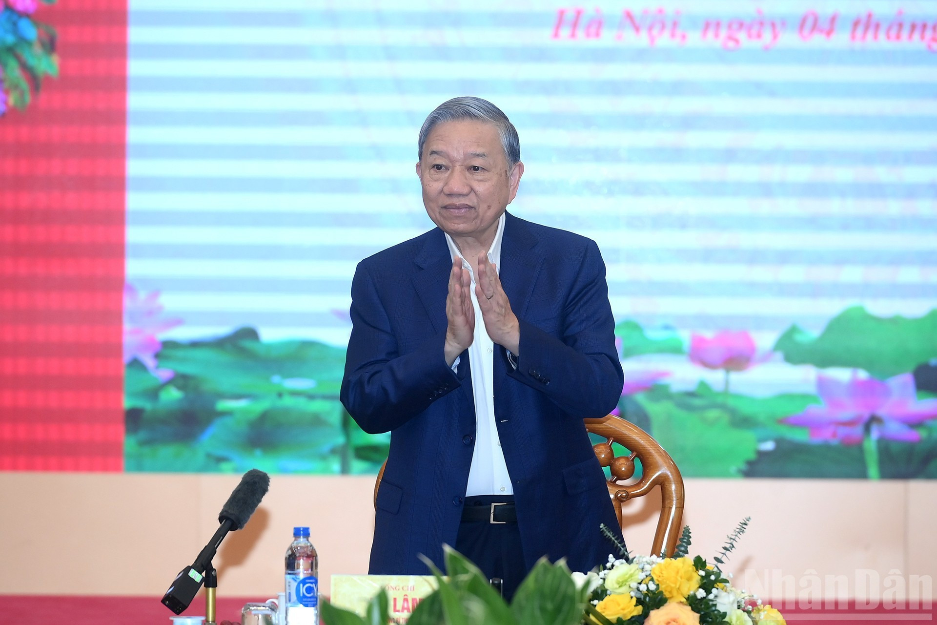 Генеральный секретарь ЦК КПВ То Лам председательствует на мероприятии.