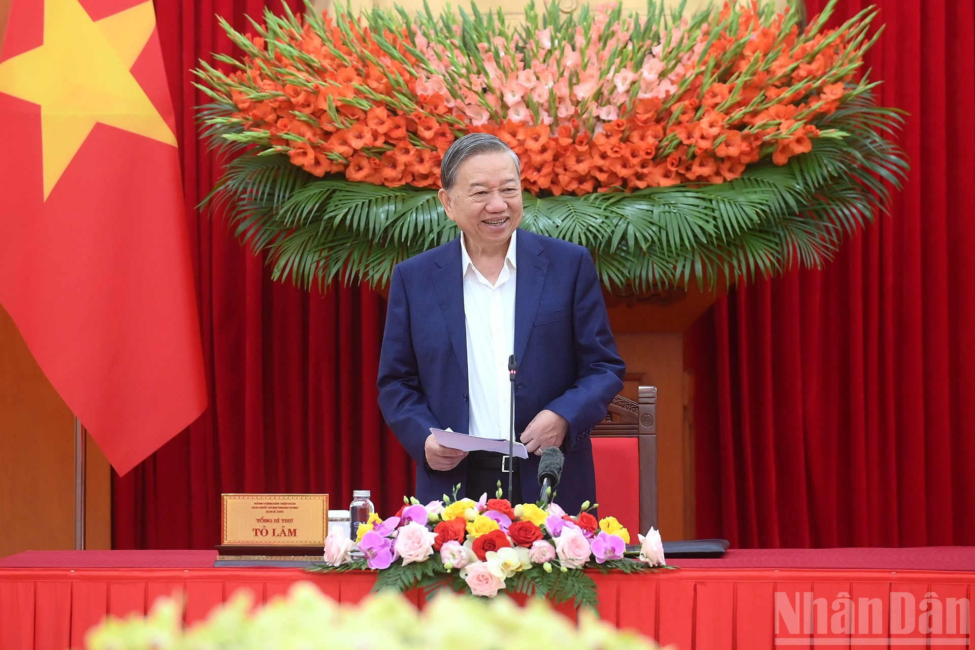 Генеральный секретарь ЦК КПВ То Лам выступает с руководящими указаниями.