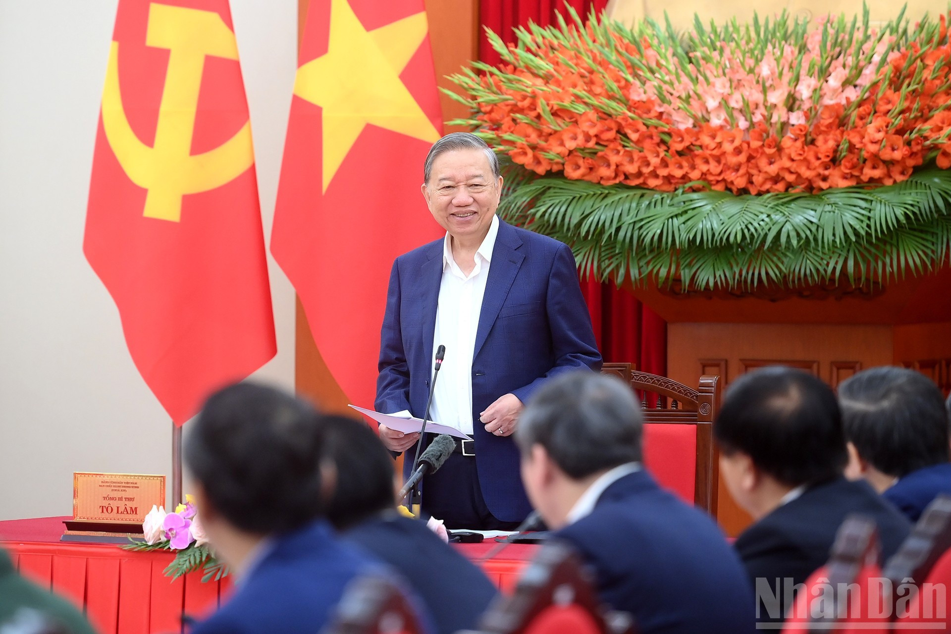 Генеральный секретарь ЦК КПВ То Лам выступает с заключительным словом на рабочем совещании.