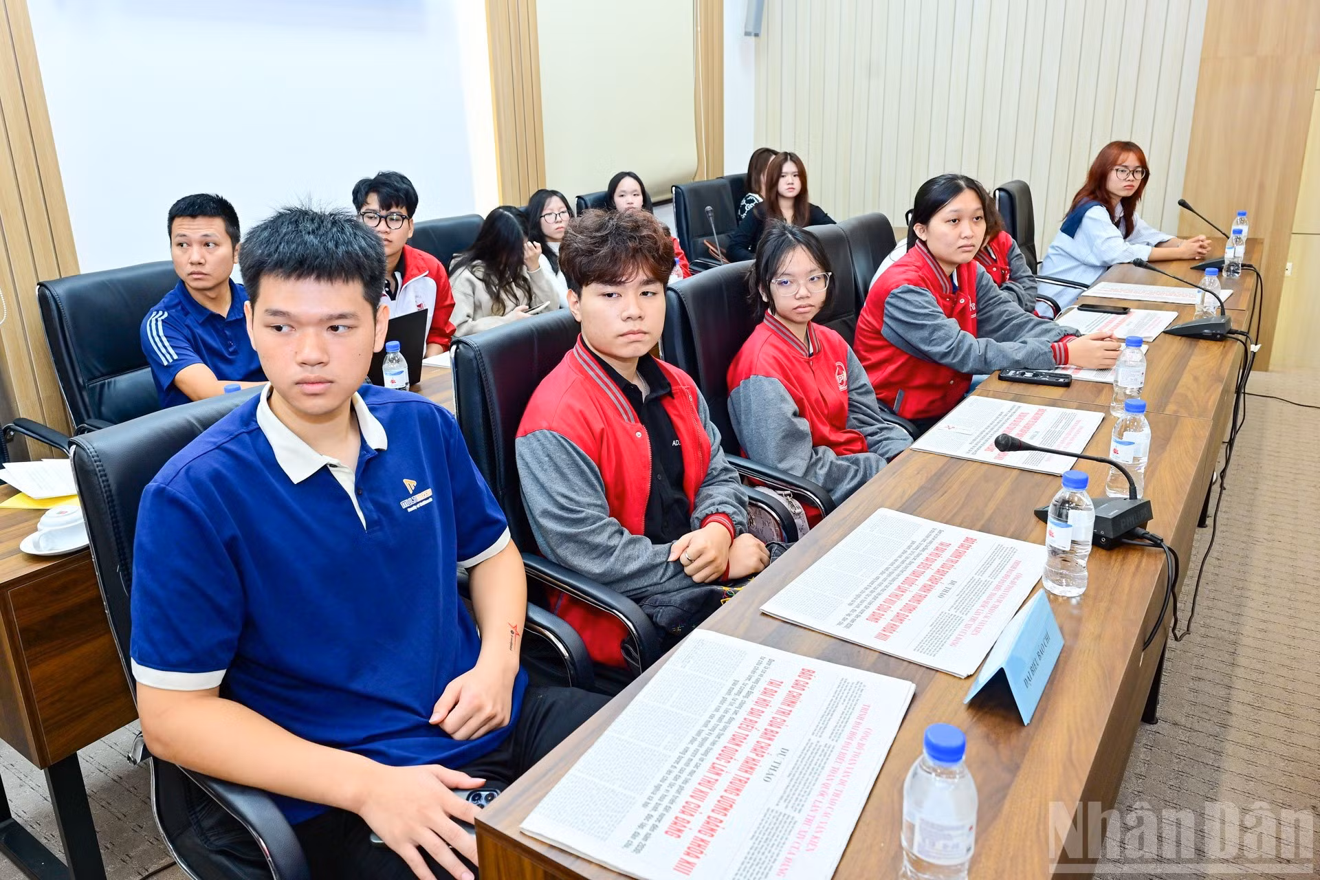 Молодые участники внимательно слушают выступления экспертов.