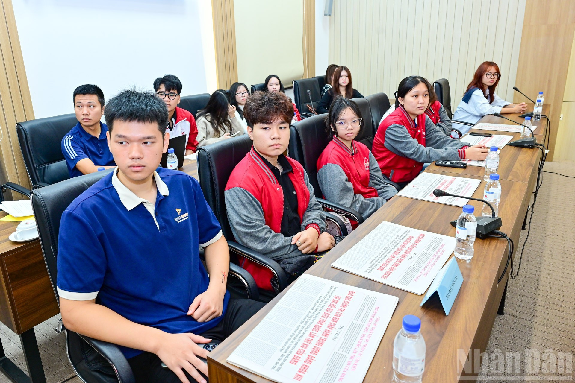 Молодые участники внимательно слушают выступления экспертов.