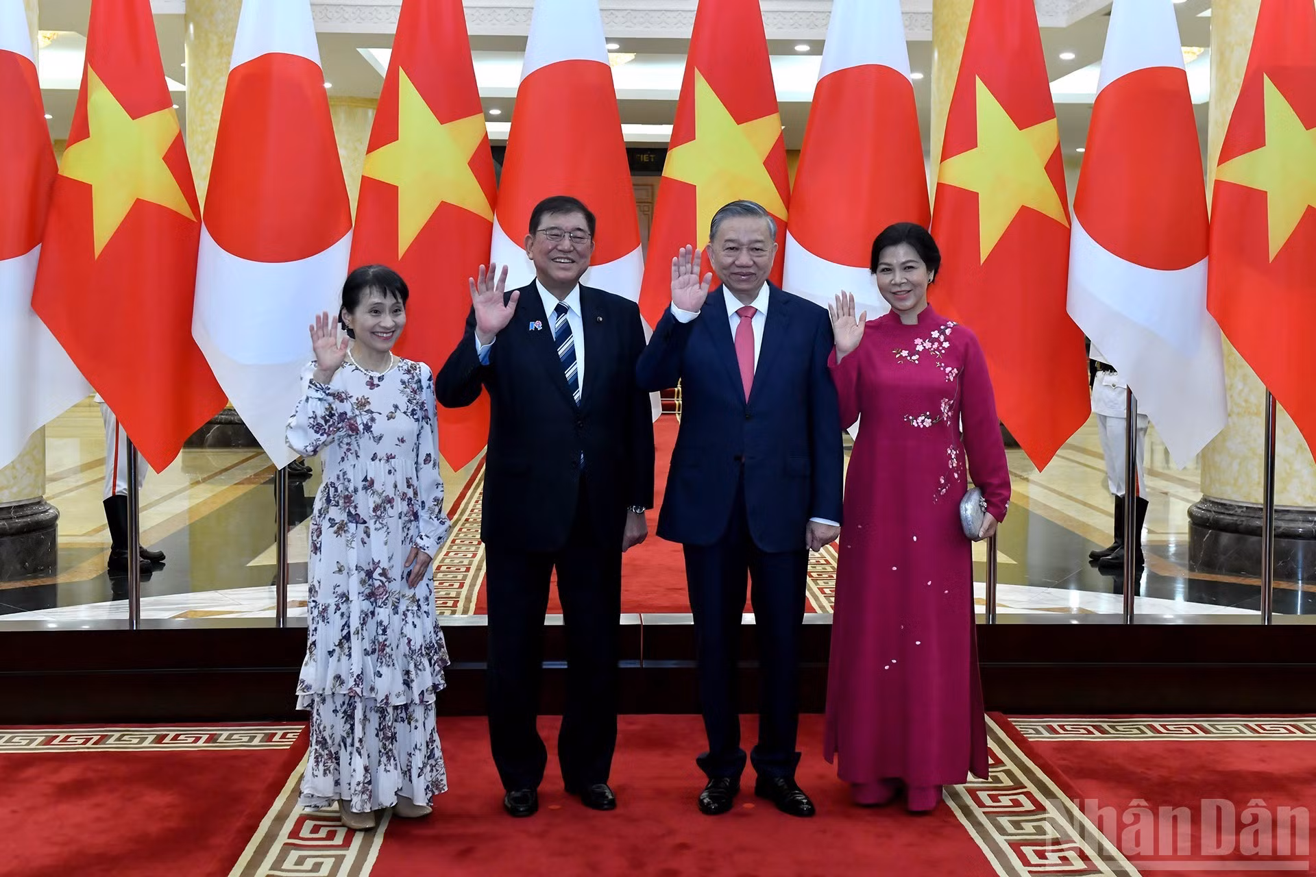 Генеральный секретарь ЦК КПВ То Лам с супругой и Премьер-министр Японии Исиба Сигэру с супругой в здании ЦК КПВ. (Фото: Данг Кхоа)