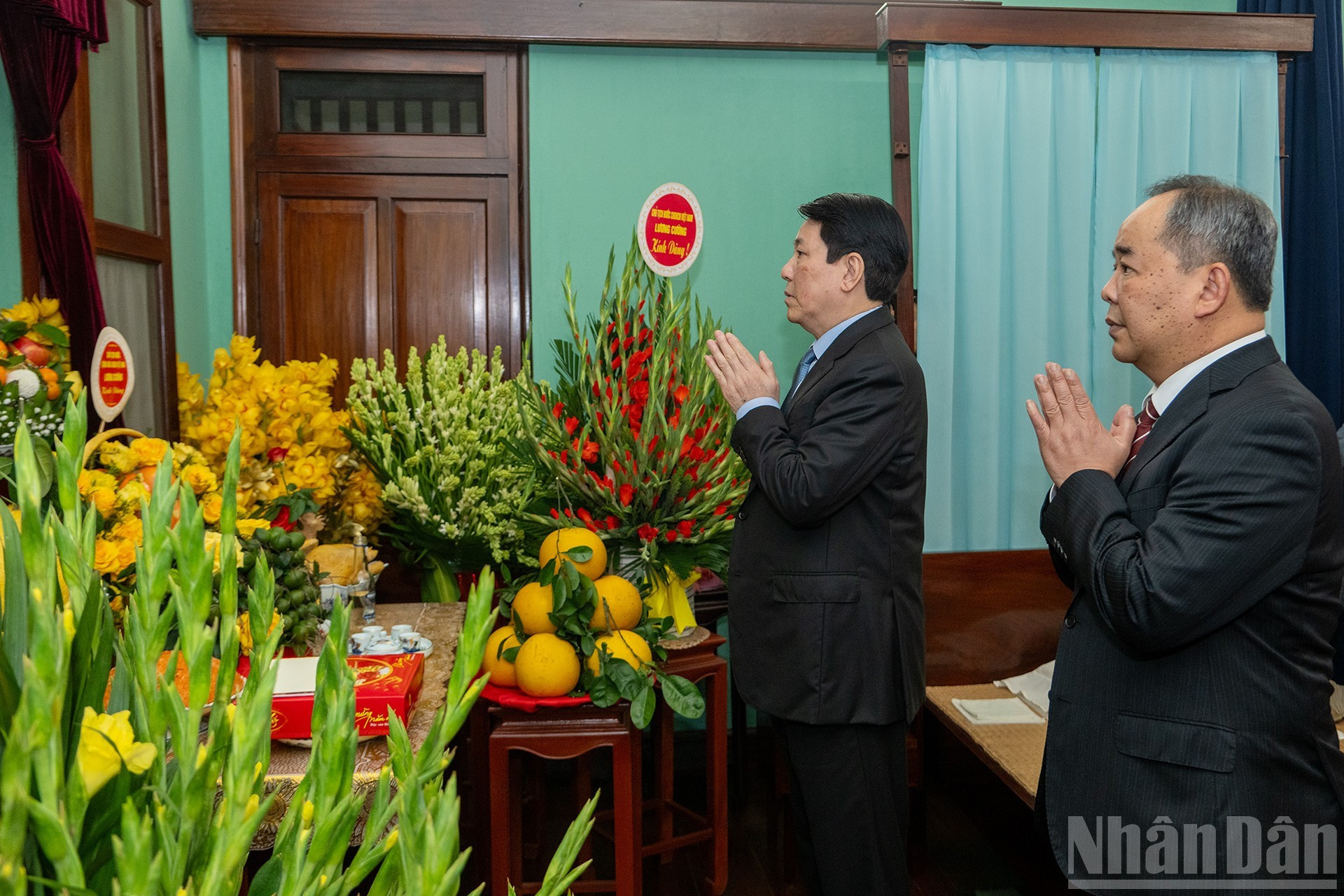 Президент Лыонг Кыонг чтит память Президента Хо Ши Мина.