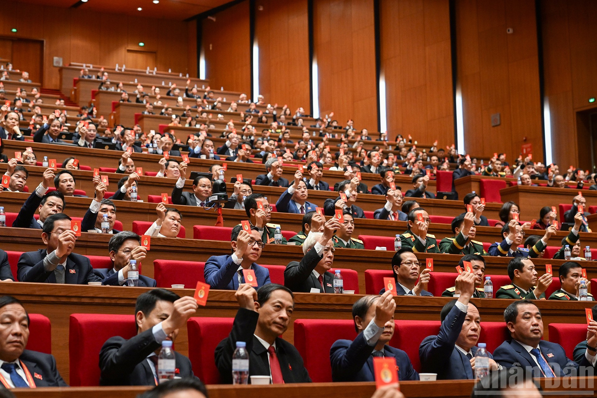 Делегаты принимают решения на заседании. (Фото: Чан Хай)