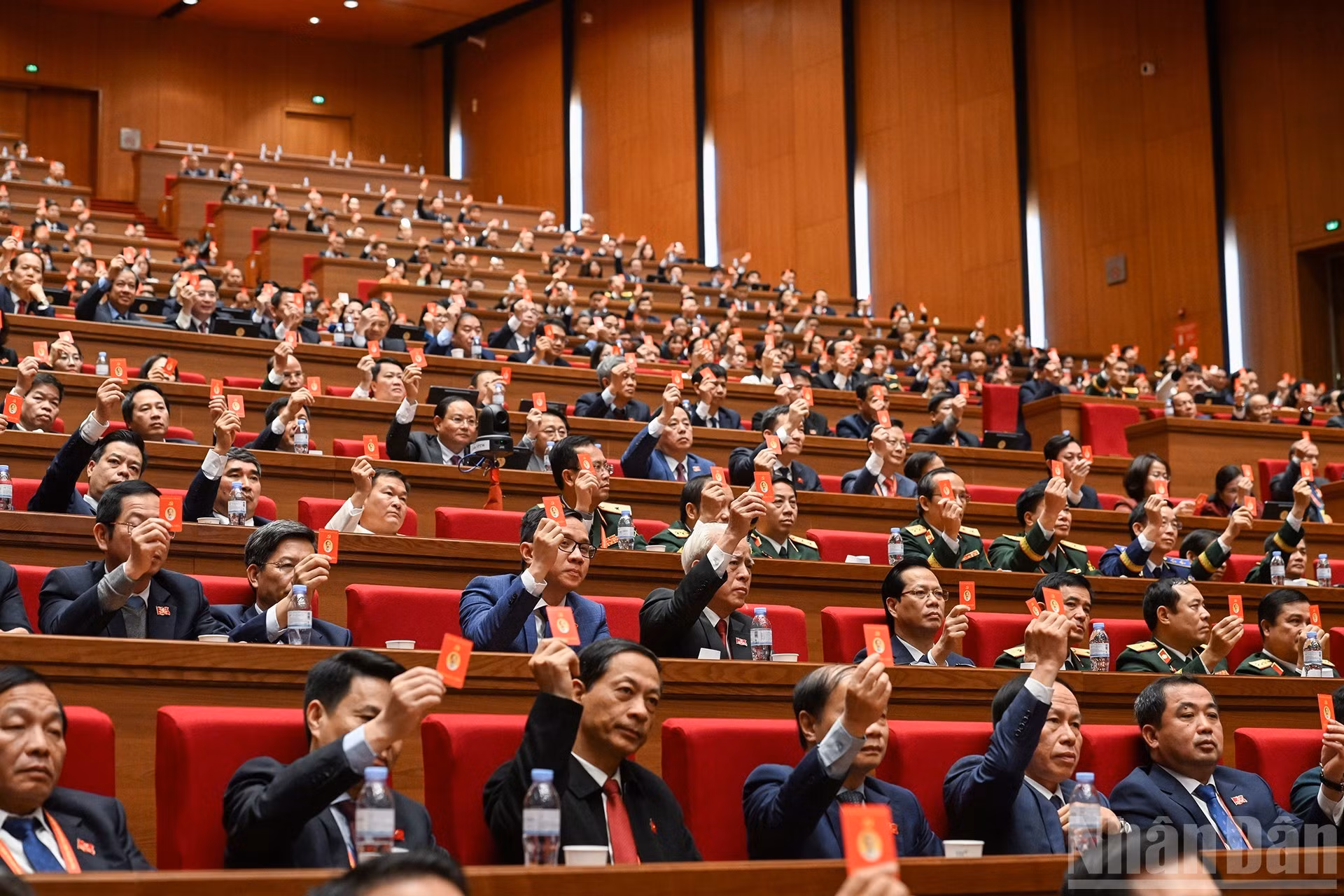 Делегаты принимают решения на заседании. (Фото: Чан Хай)
