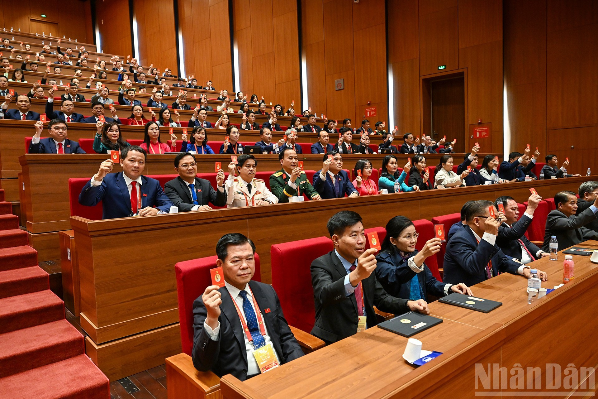 Делегаты делегации парторганизации провинции Донгнай голосуют на заседании. (Фото: Чан Хай)