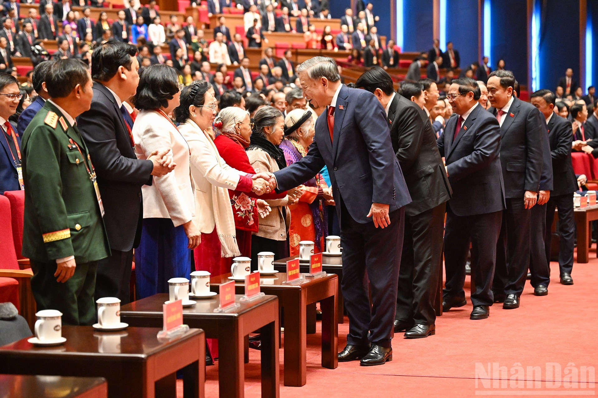 Генеральный секретарь ЦК КПВ То Лам с делегатами на заключительном заседании. (Фото: Чан Хай)