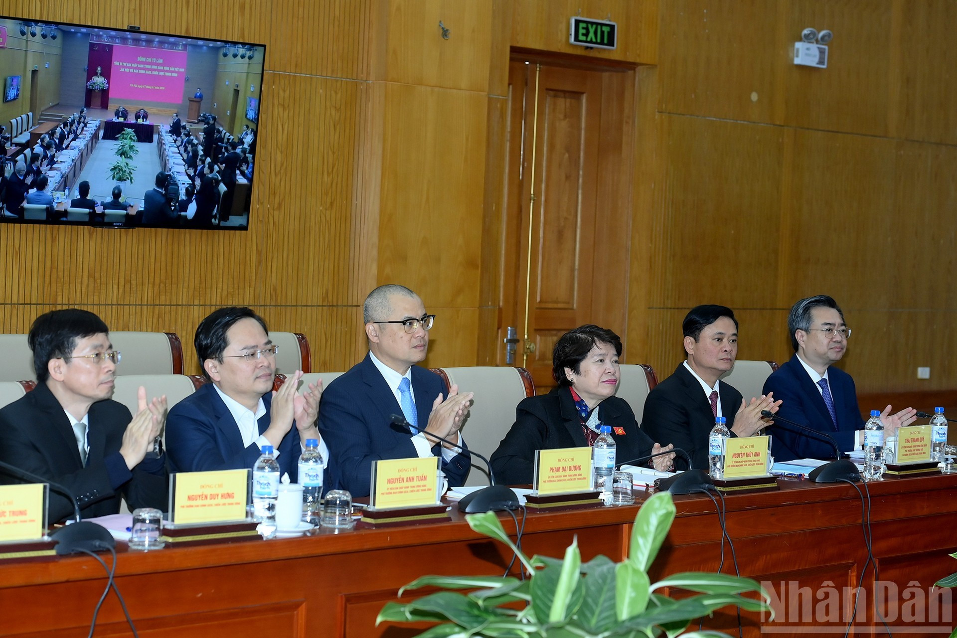 Руководство Отдела ЦК КПВ по вопросам политики и стратегий на рабочей встрече.