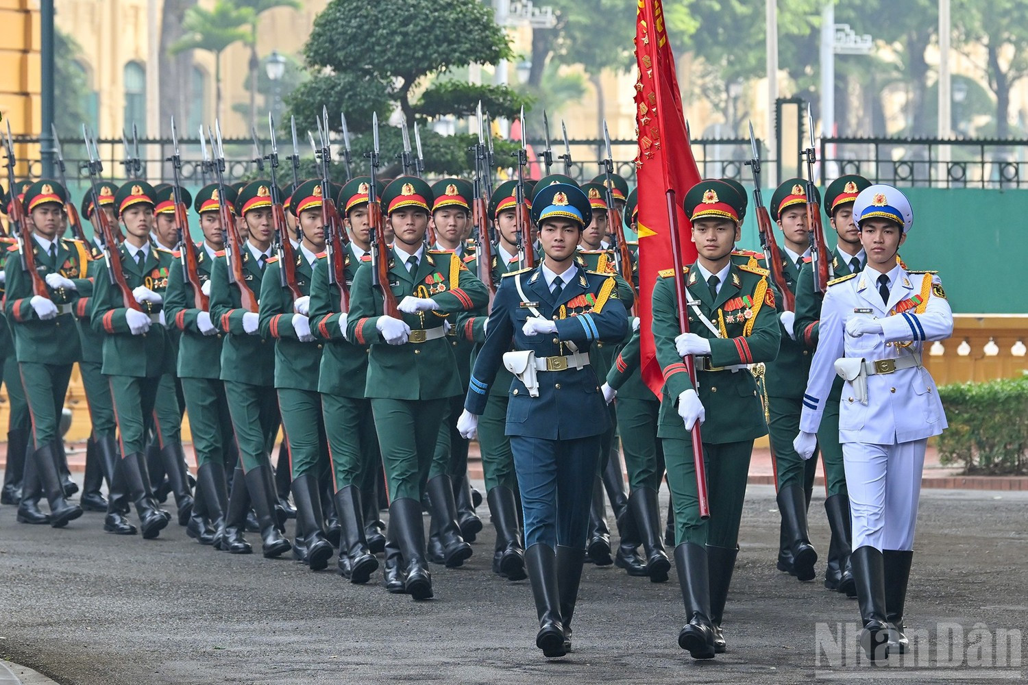 Строй почетного караула Вьетнамской народной армии занимает позиции, готовясь к церемонии встречи Султана Брунея.