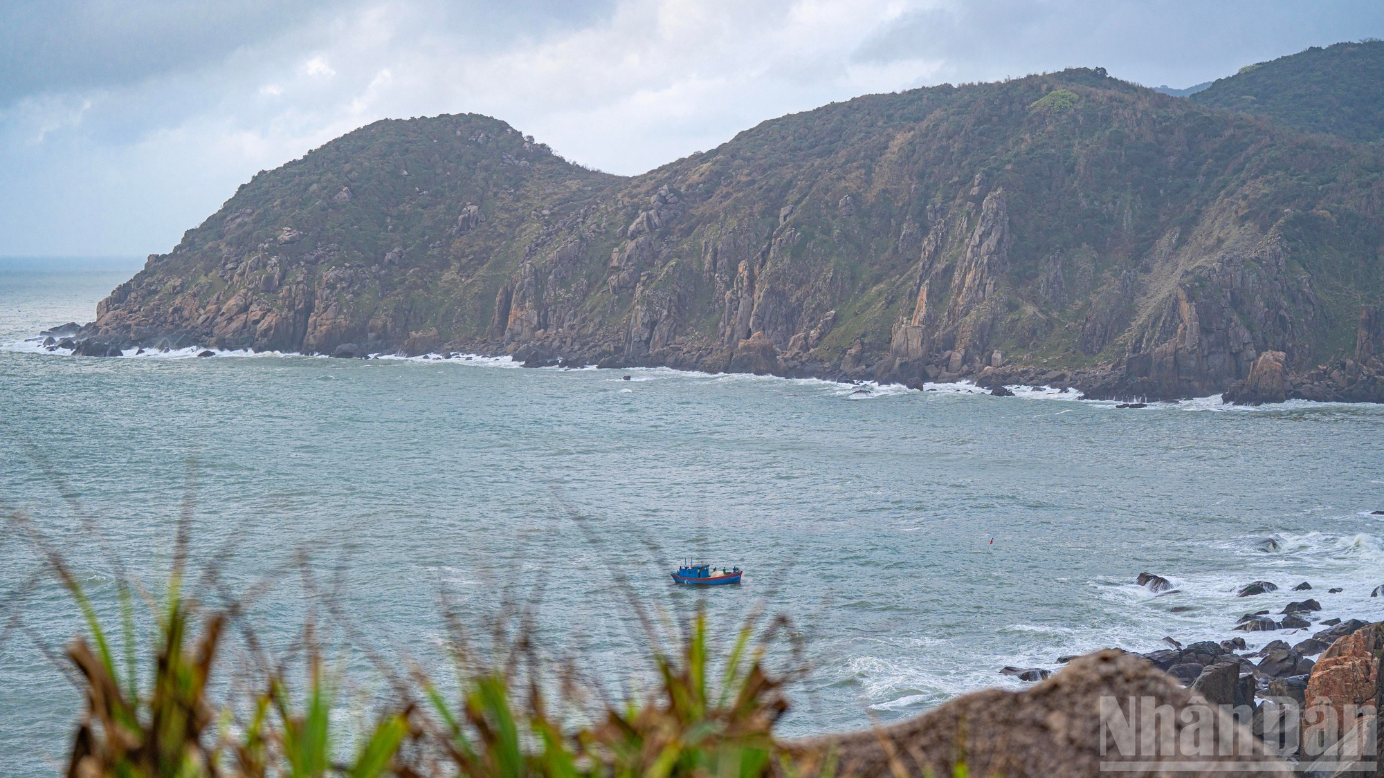 Маяк Дайлань является важной точкой на туристической карте бывшей провинции Фуйен не только благодаря своему особому географическому положению и глубокому навигационному значению, но и благодаря величественной и поэтичной красоте.
