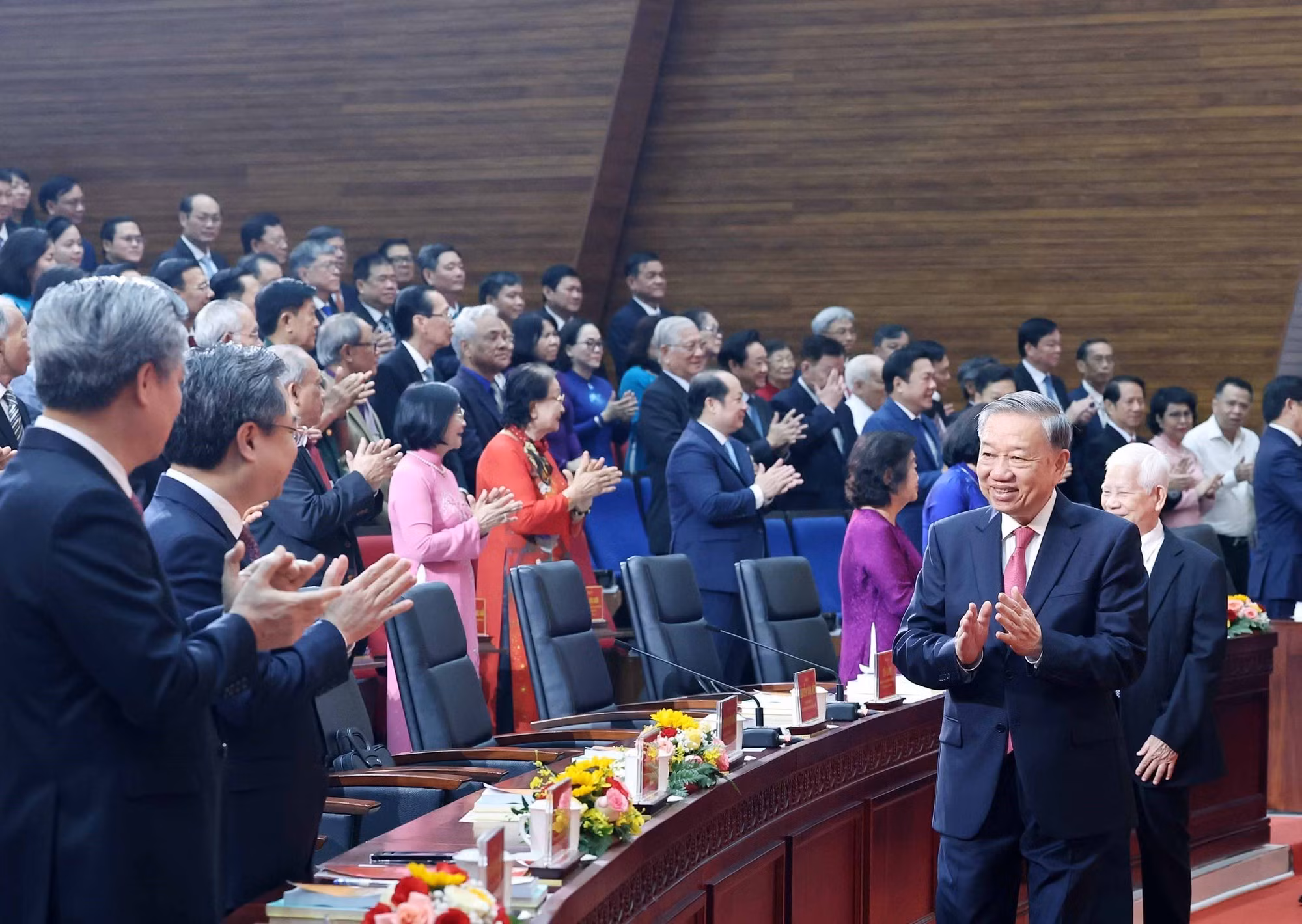 Генеральный секретарь ЦК КПВ То Лам принимает участие в церемонии обнародования Резолюции о слиянии административных единиц в городе Хошимине. Фото: ВИА