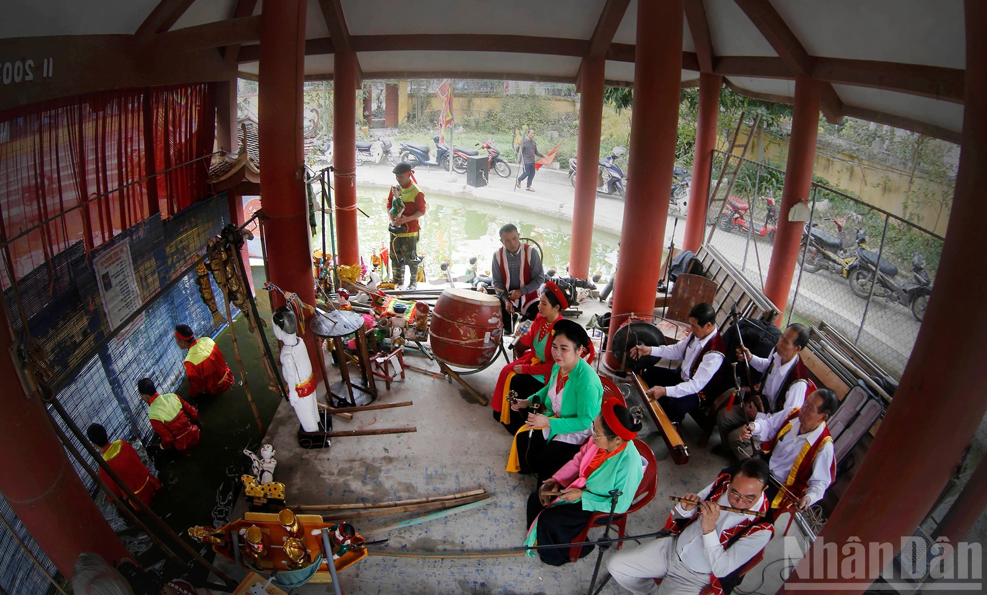 Вид за кулисами водного павильона во время представления.
