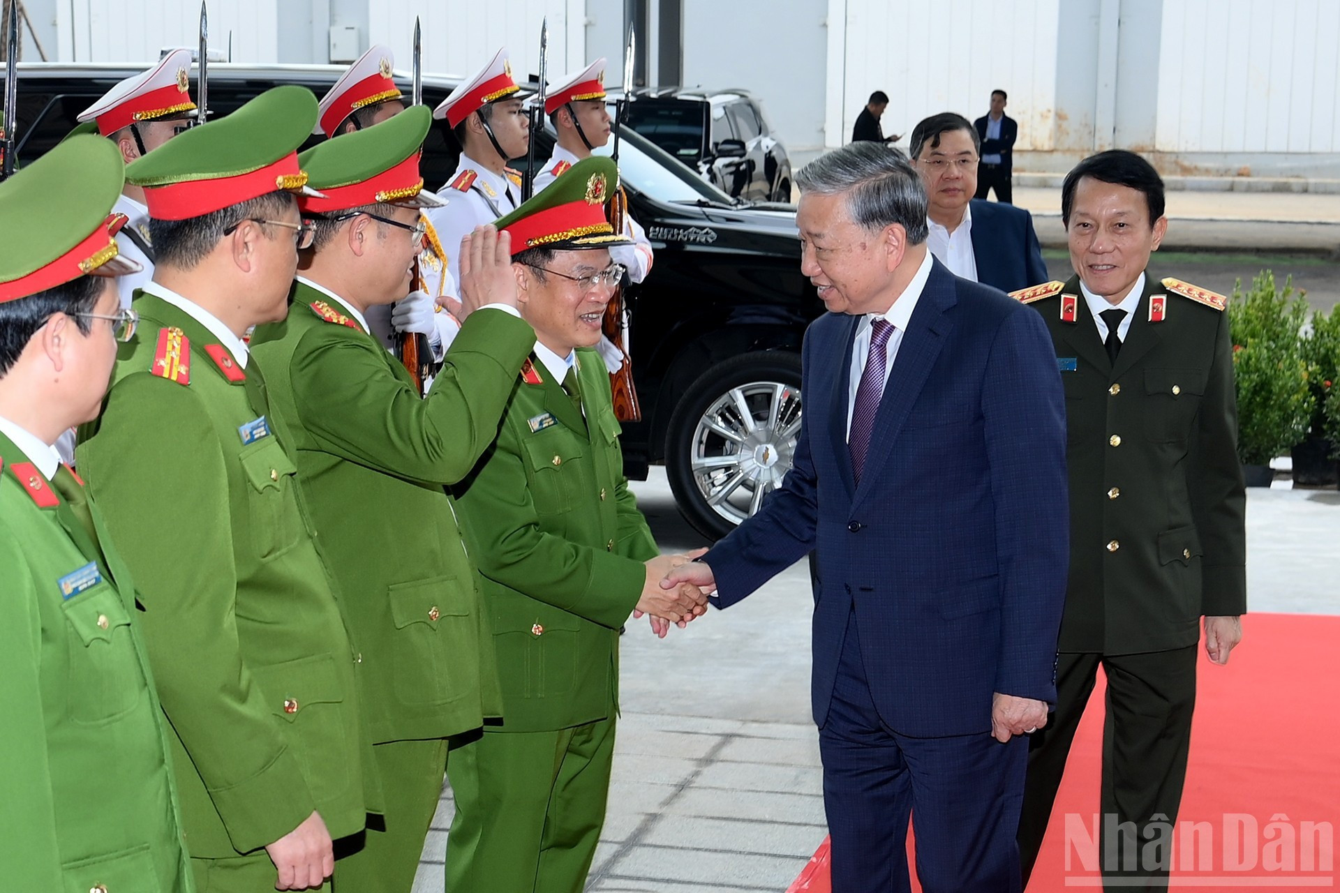 Генеральный секретарь ЦК КПВ То Лам посещает Национальный центр данных.