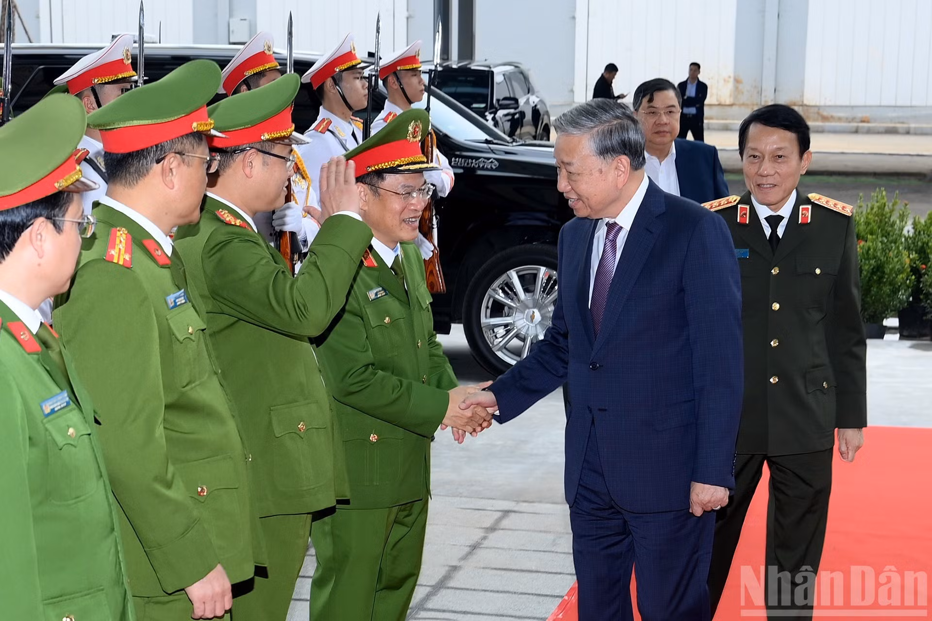 Генеральный секретарь ЦК КПВ То Лам посещает Национальный центр данных.