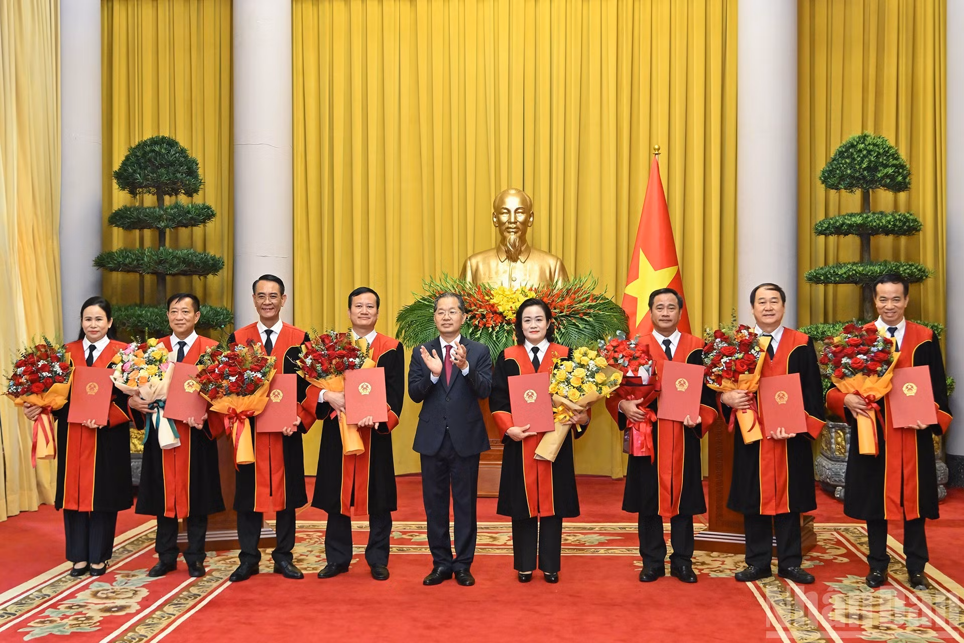 Председатель Верховного народного суда Нгуен Ван Куанг вручает цветы назначенным товарищам.