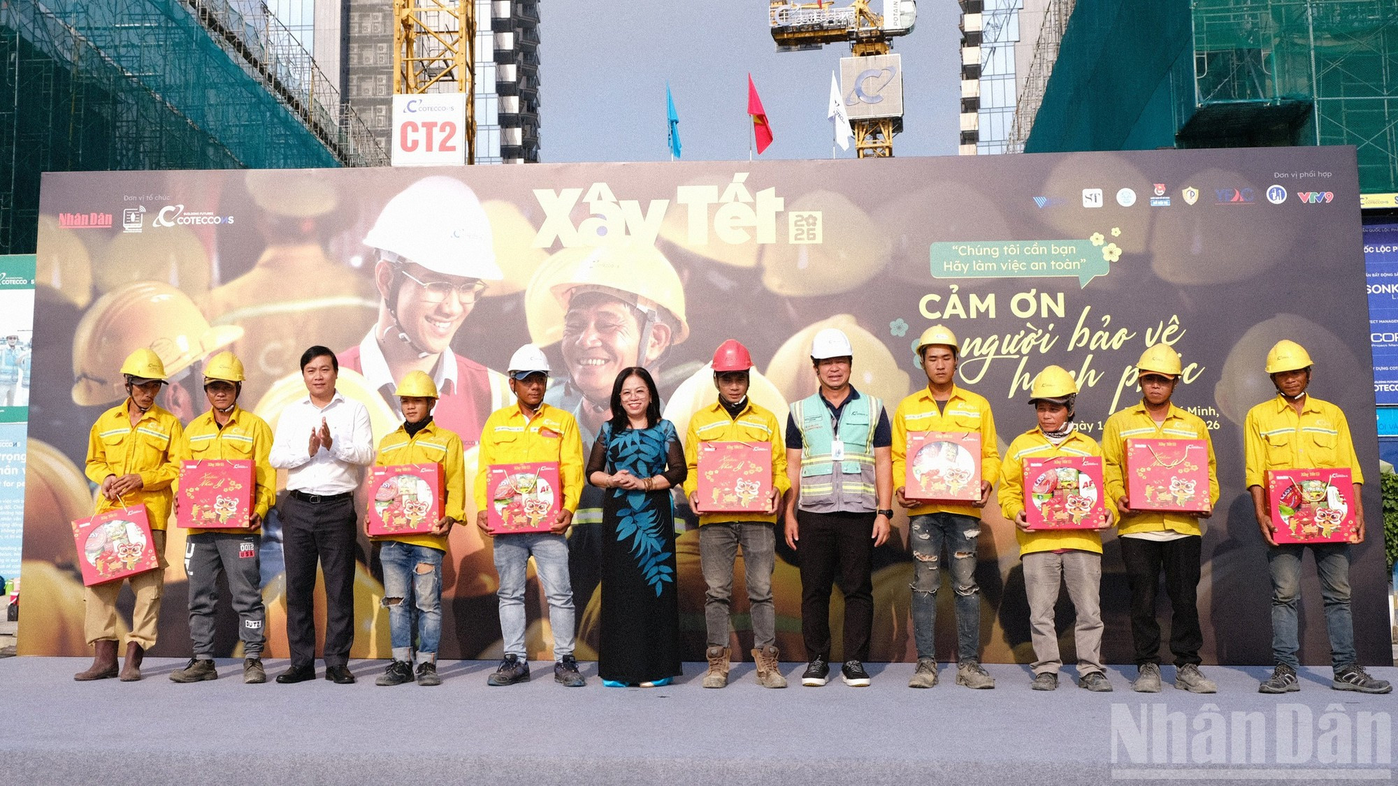 Представители организаций вручают подарки – как знак внимания и уважения к рабочим, которые на протяжении всего года прилагали большие усилия.