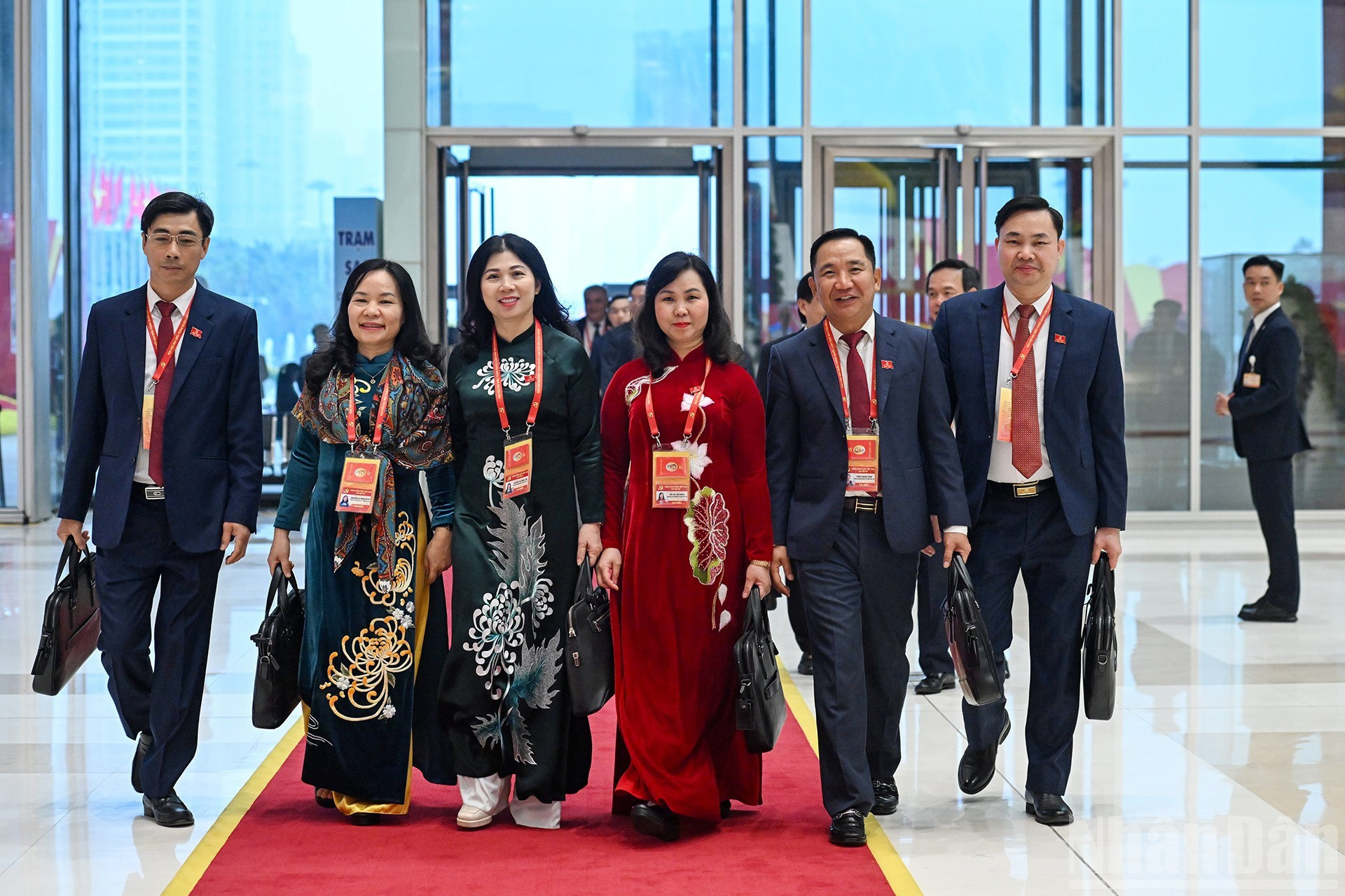 Делегаты прибывают на подготовительное заседание XIV съезда Партии. (Фото: Чан Хай)