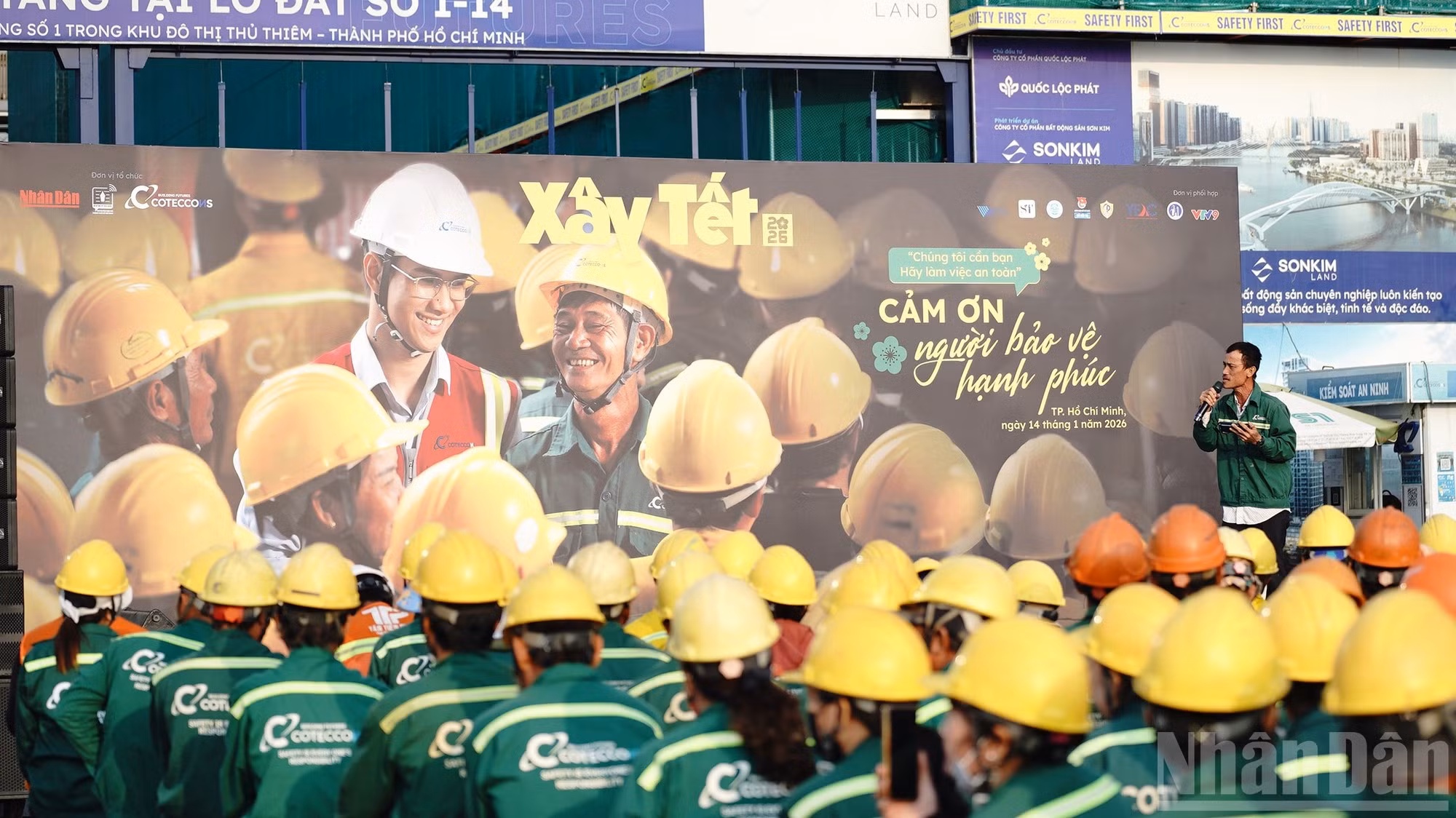 Художественные номера, исполненные самими рабочими строительной площадки для участников программы.