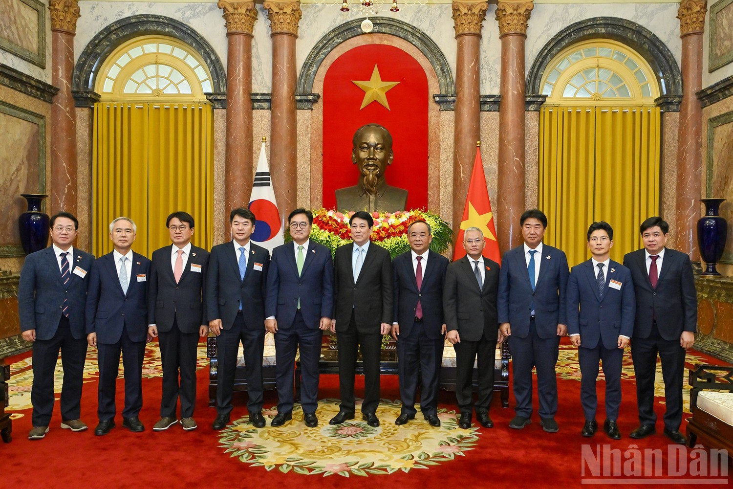 Президент Вьетнама Лыонг Кыонг и Председатель Национального собрания Республики Корея У Вон Сик с делегатами на приеме.