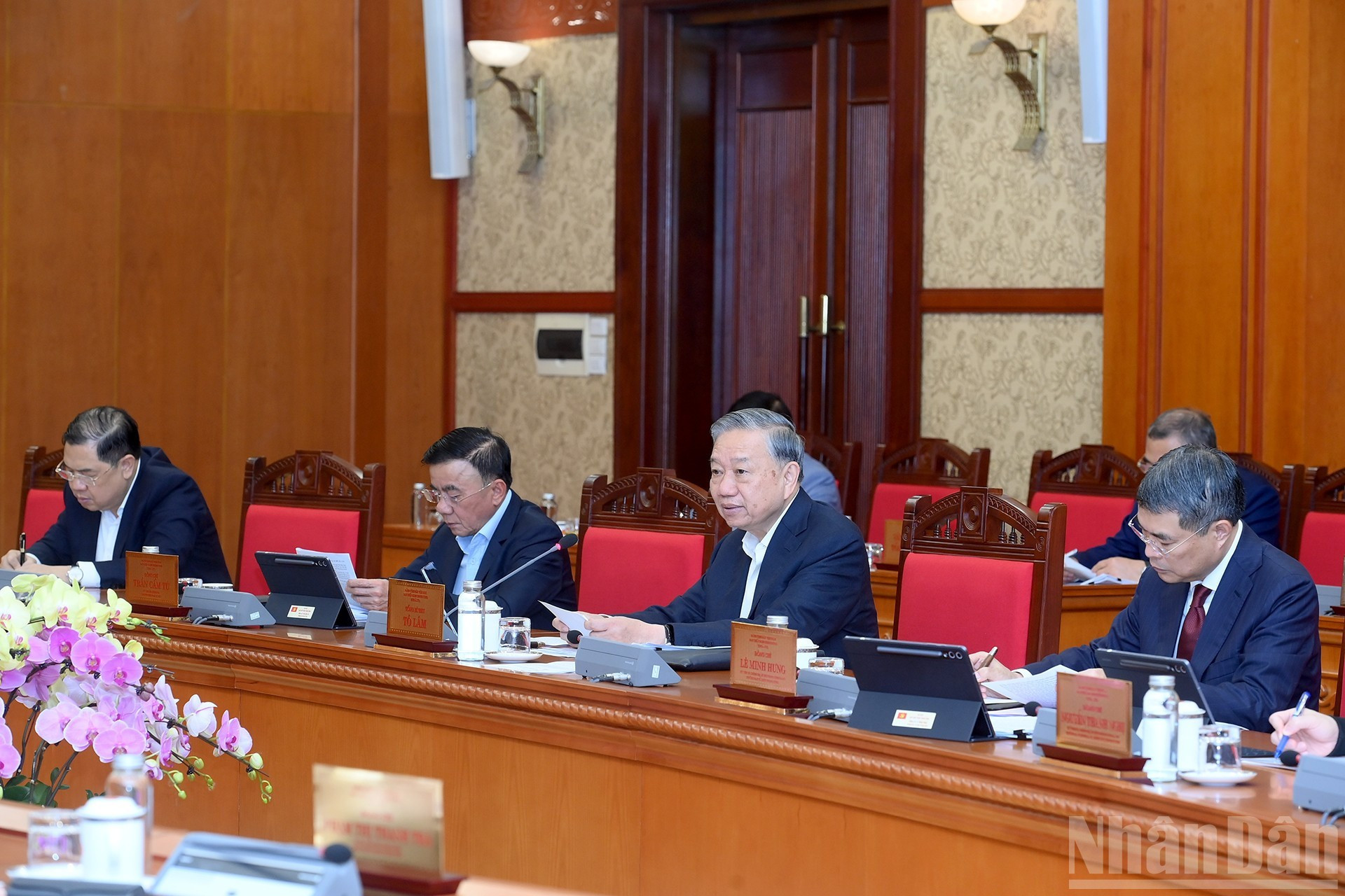 Генеральный секретарь ЦК КПВ То Лам выступает с заключительным словом на заседании.