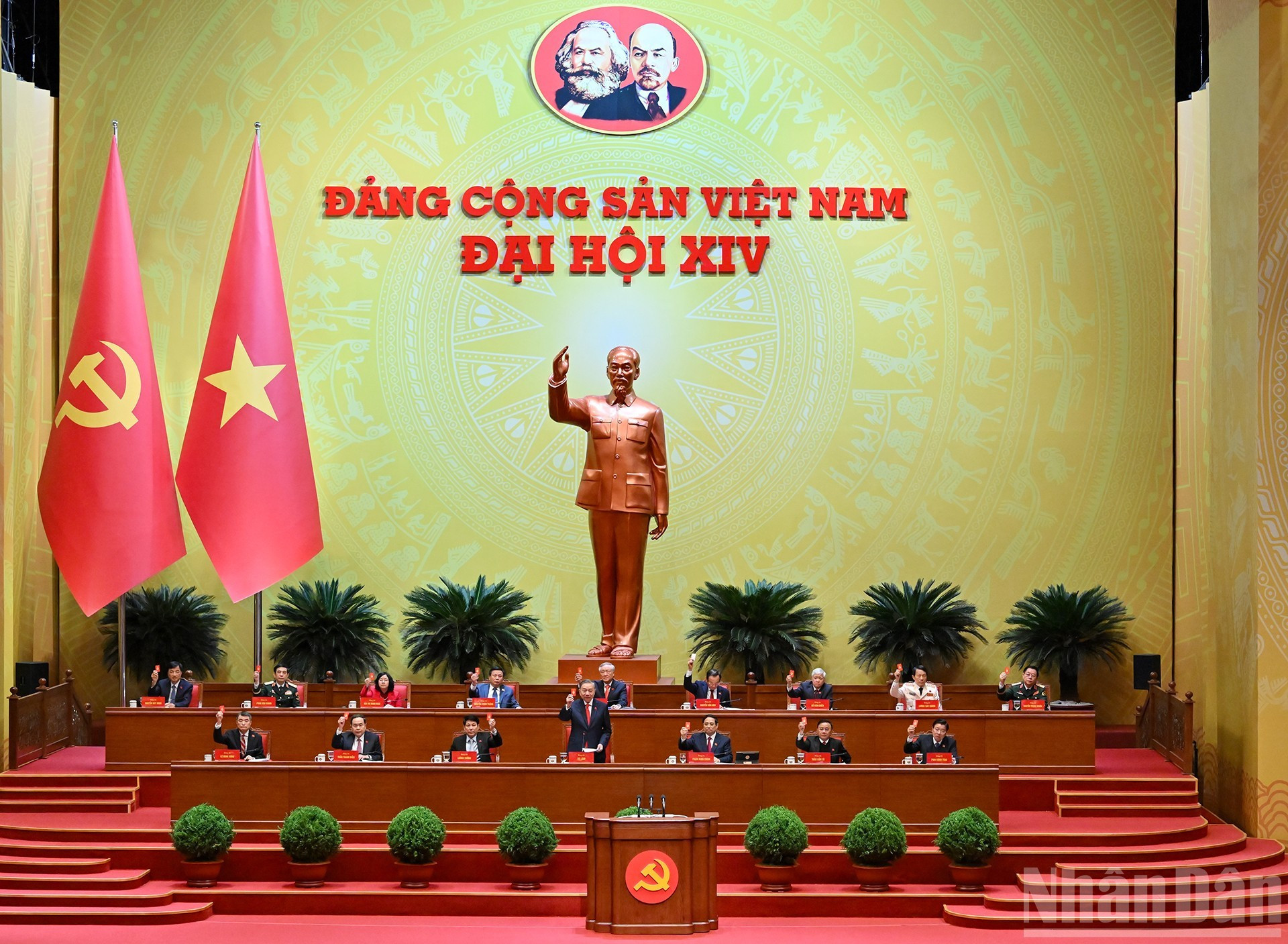 Руководители Партии и Государства принимают решения на заседании. (Фото: Данг Кхоа)