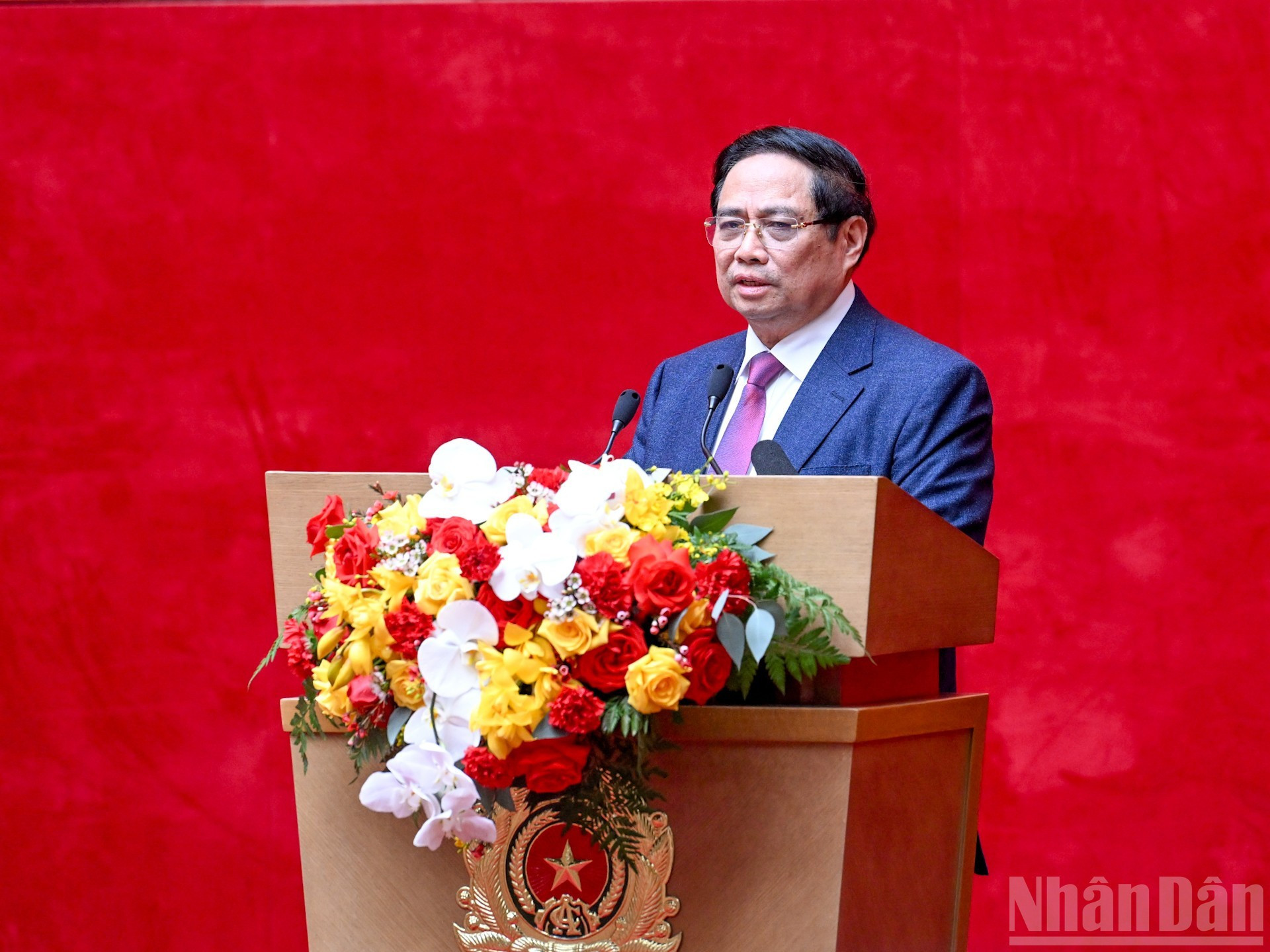 Премьер-министр Фам Минь Тьинь выступает с руководящими указаниями на конференции.