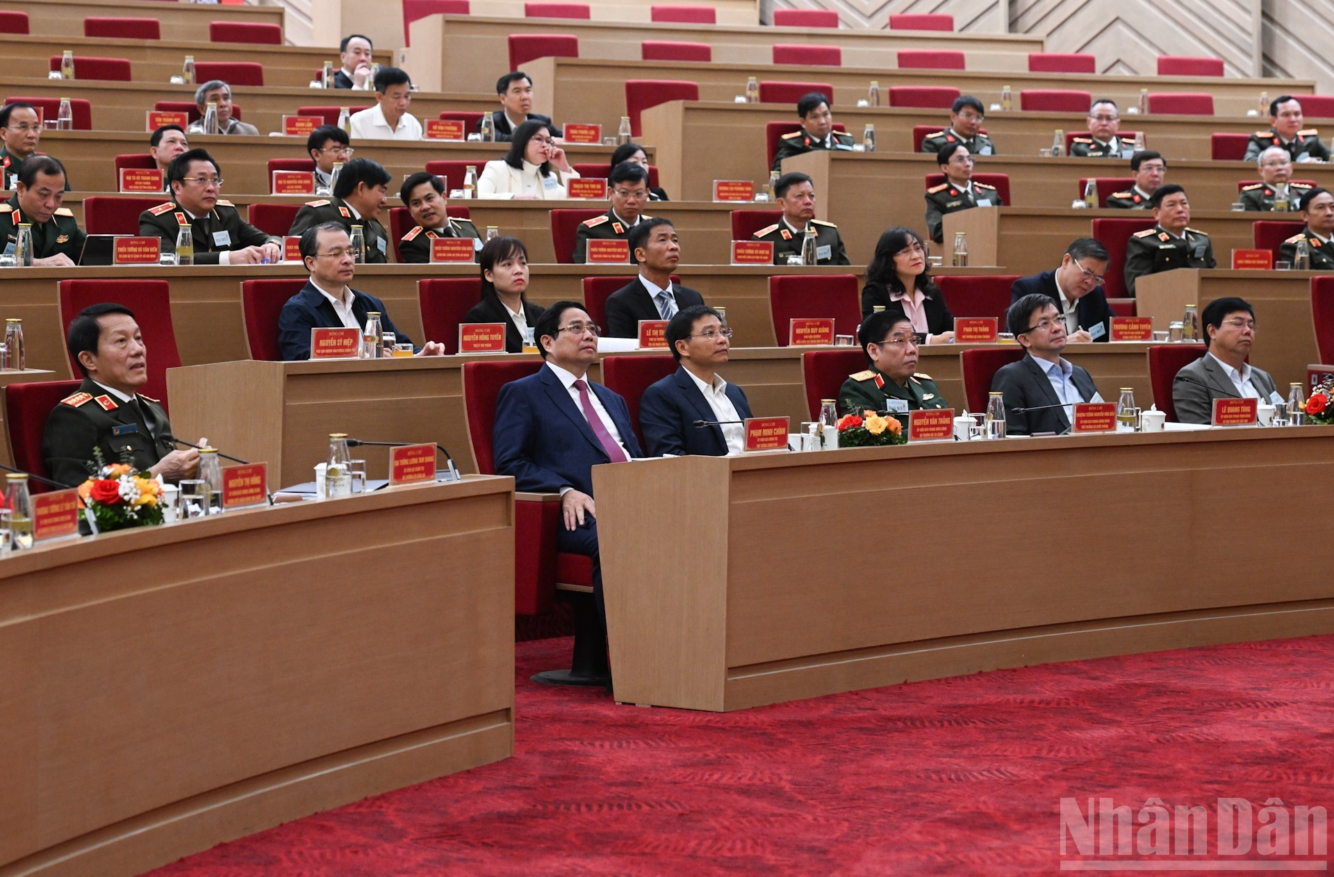 Премьер-министр Фам Минь Тьинь и делегаты на конференции.