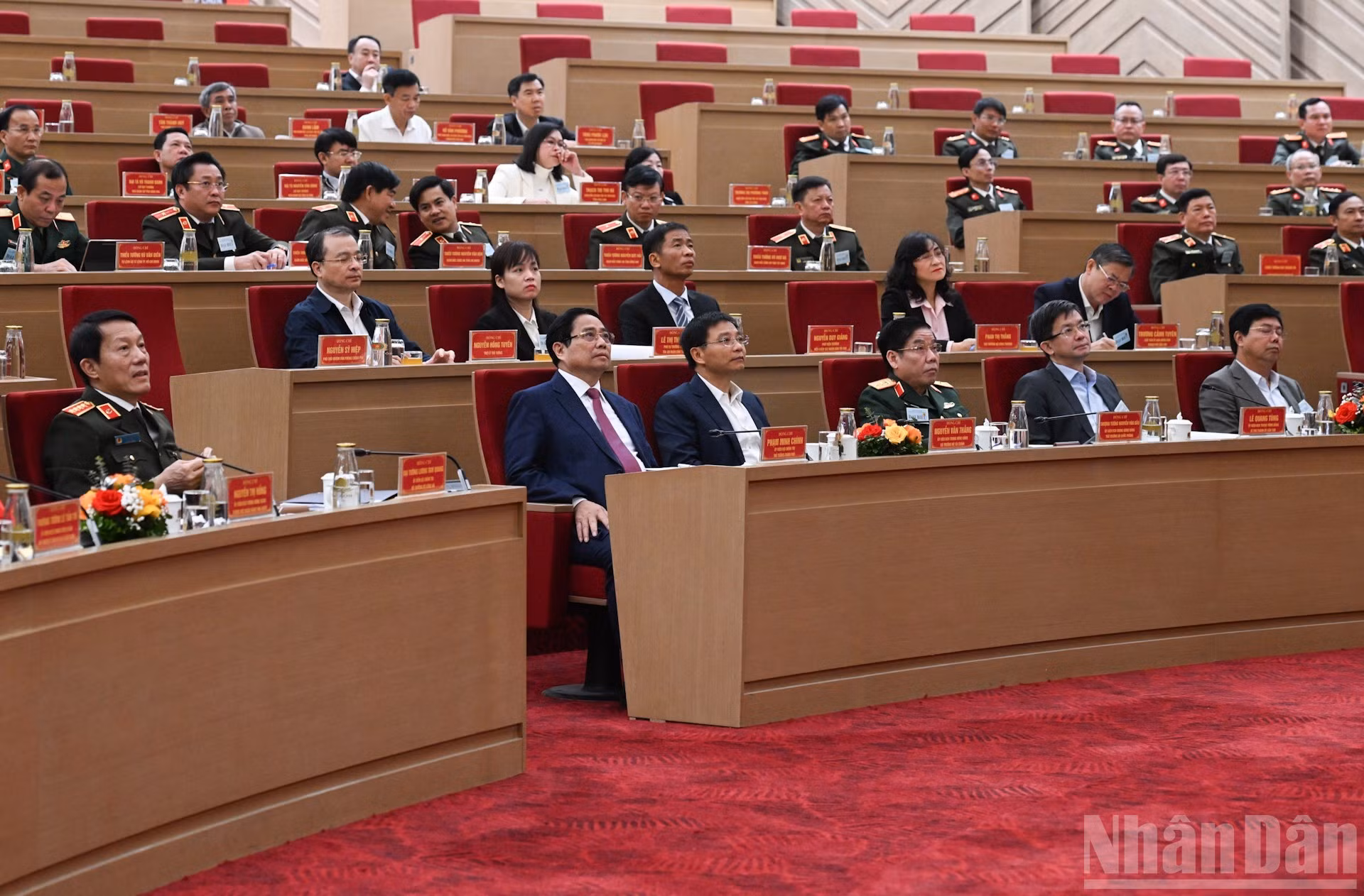 Премьер-министр Фам Минь Тьинь и делегаты на конференции.