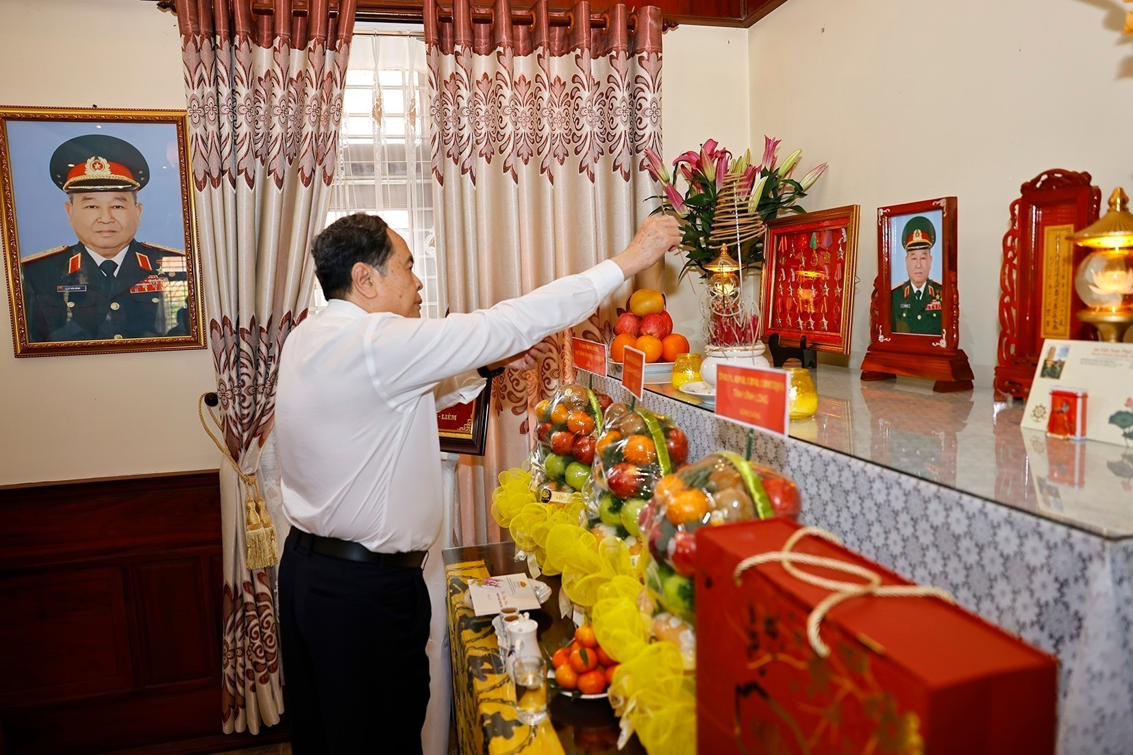 Председатель Национального собрания Чан Тхань Ман воскуряет благовония в память о товарище Ле Ван Зунге. (Фото: ВИА)