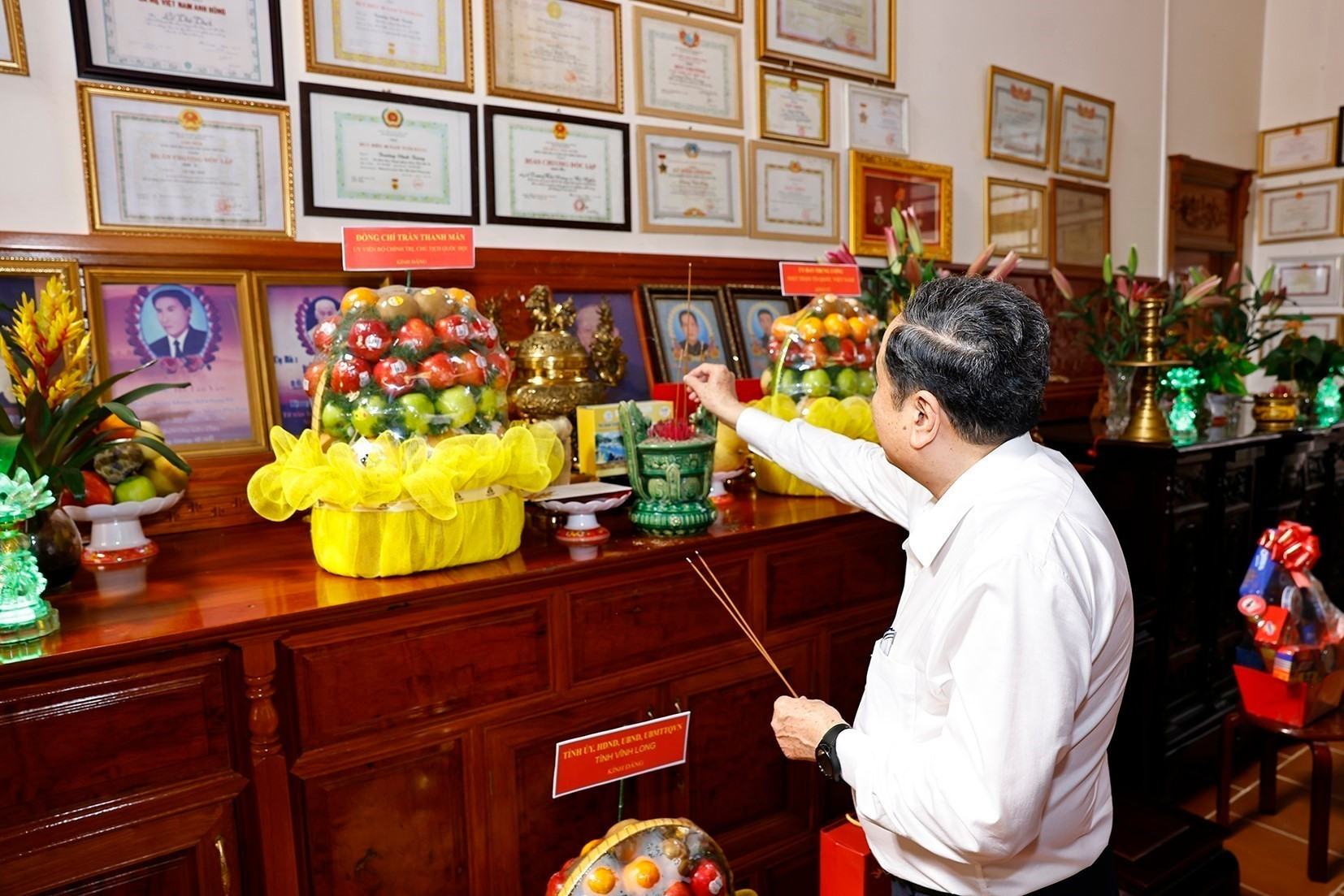 Председатель Национального собрания Чан Тхань Ман воскуряет благовония в память о товарище Чыонг Винь Чонге. (Фото: ВИА)