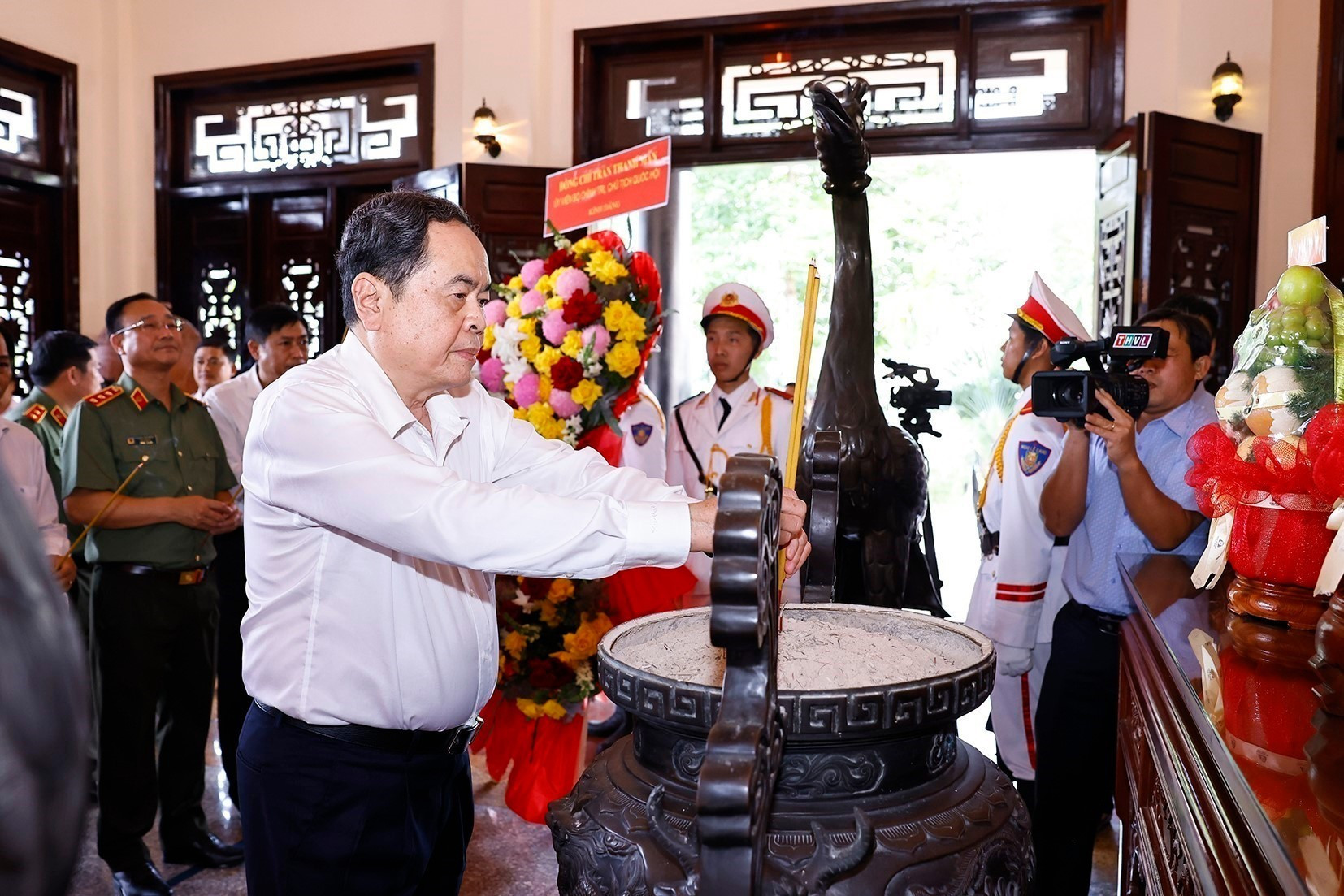 Председатель Национального собрания Чан Тхань Ман воскуряет благовония в память о товарище Фам Хунге. (Фото: ВИА)