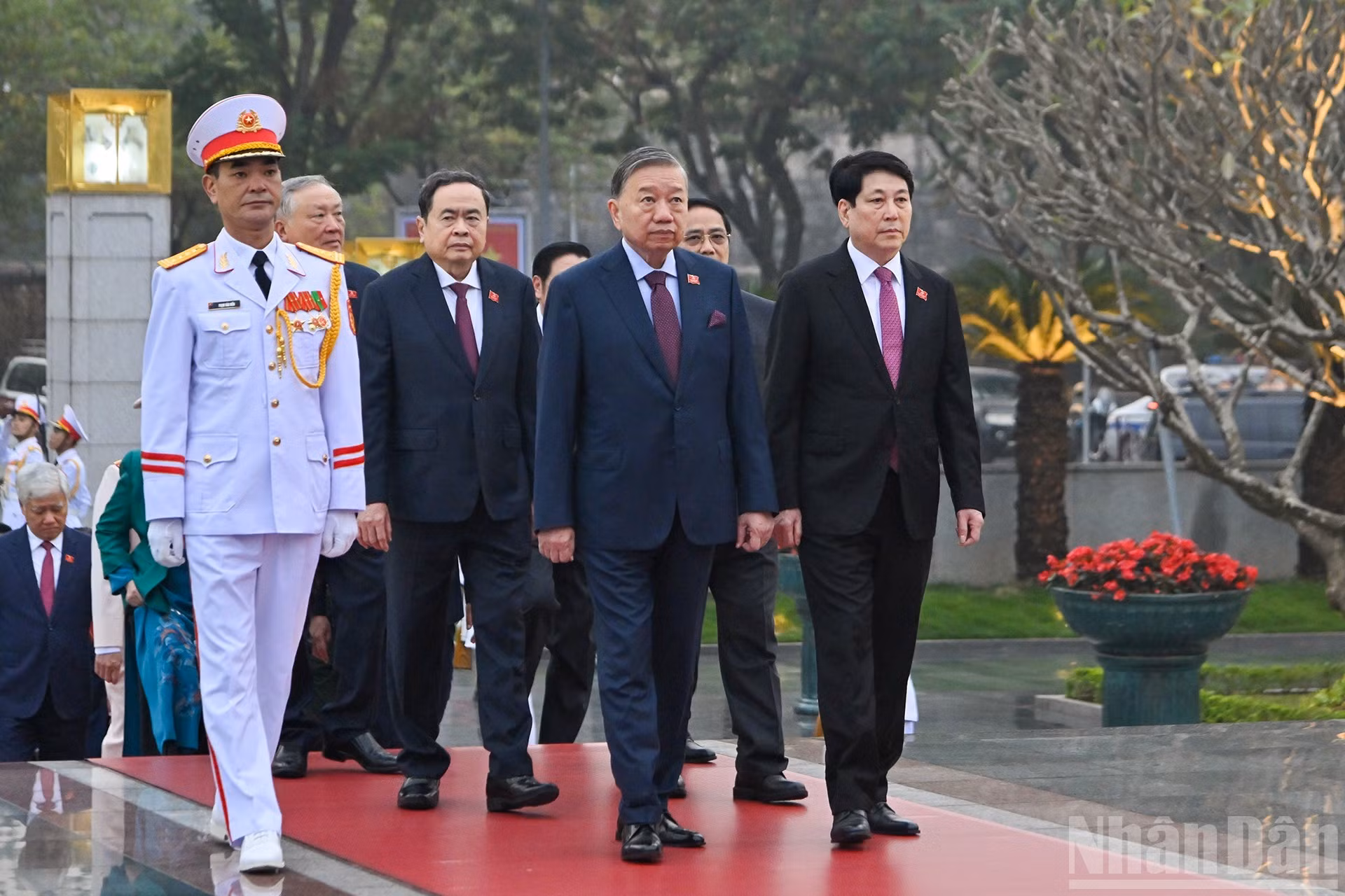 Генеральный секретарь ЦК КПВ То Лам, Президент Лыонг Кыонг, руководители Партии и Государства, делегаты у Памятника павшим героям на улице Бакшон.