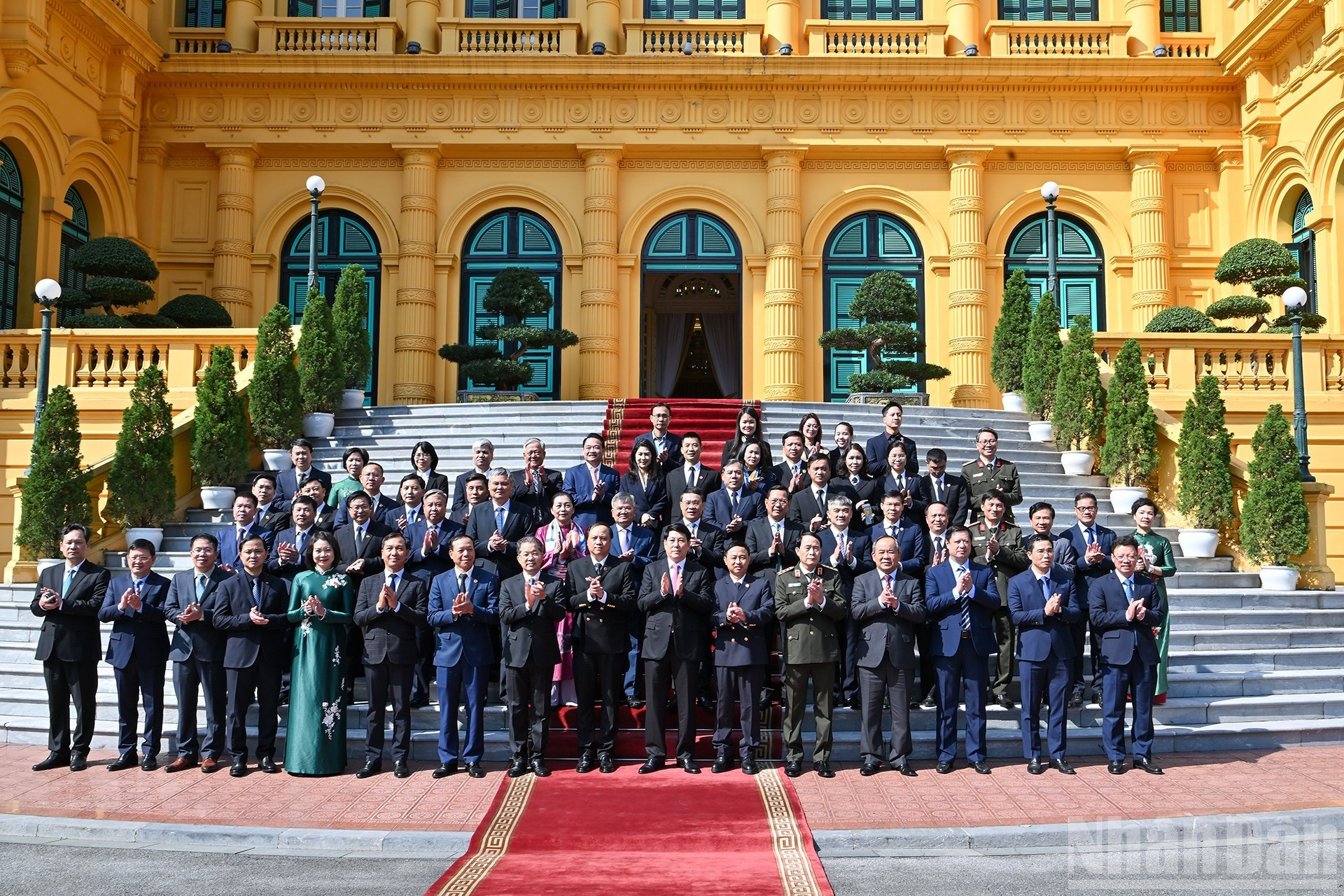 Президент Вьетнама Лыонг Кыонг и делегаты.