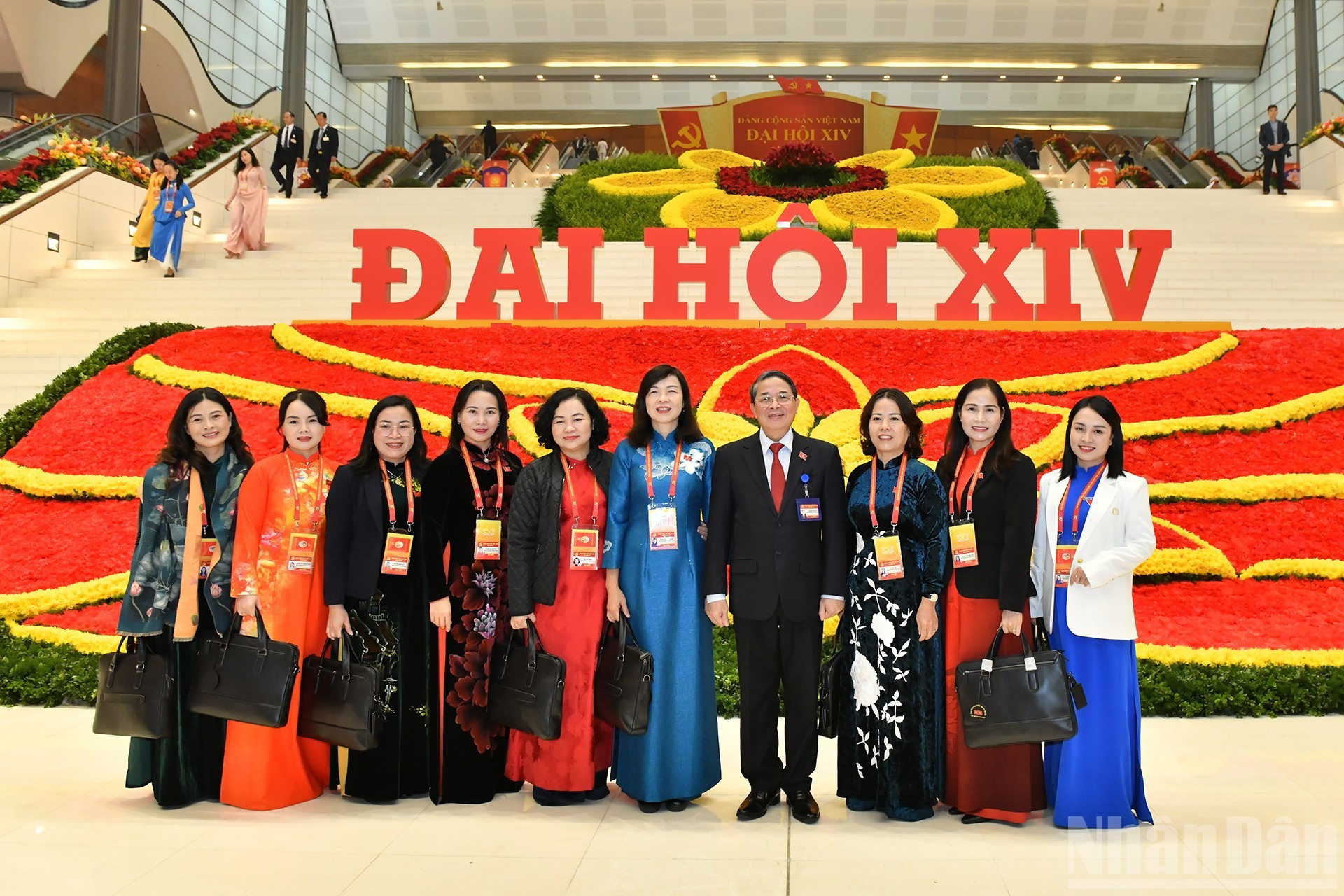 Заместитель председателя НС Нгуен Дык Хай с делегатами на подготовительном заседании. (Фото: Зюи Линь)