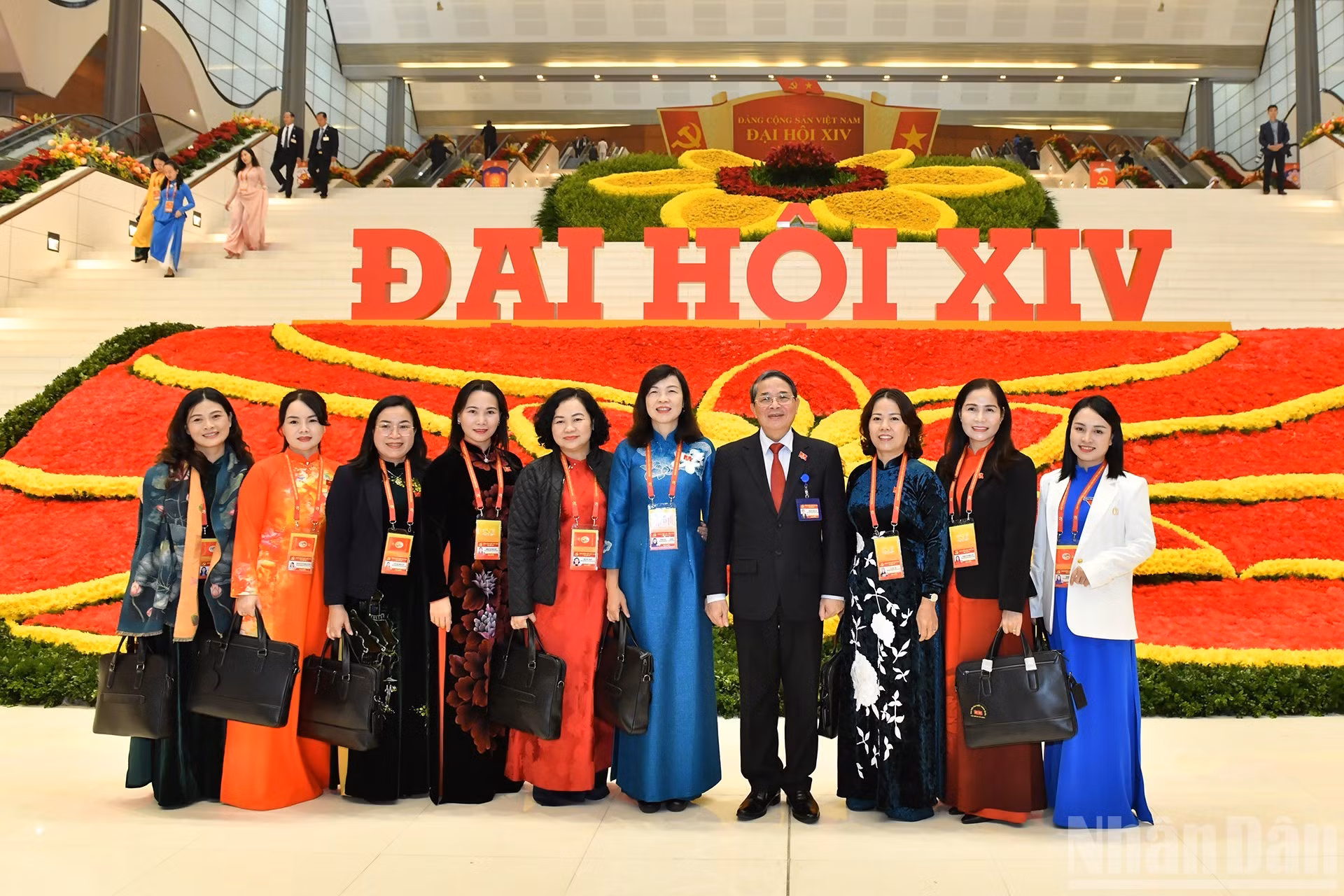 Заместитель председателя НС Нгуен Дык Хай с делегатами на подготовительном заседании. (Фото: Зюи Линь)