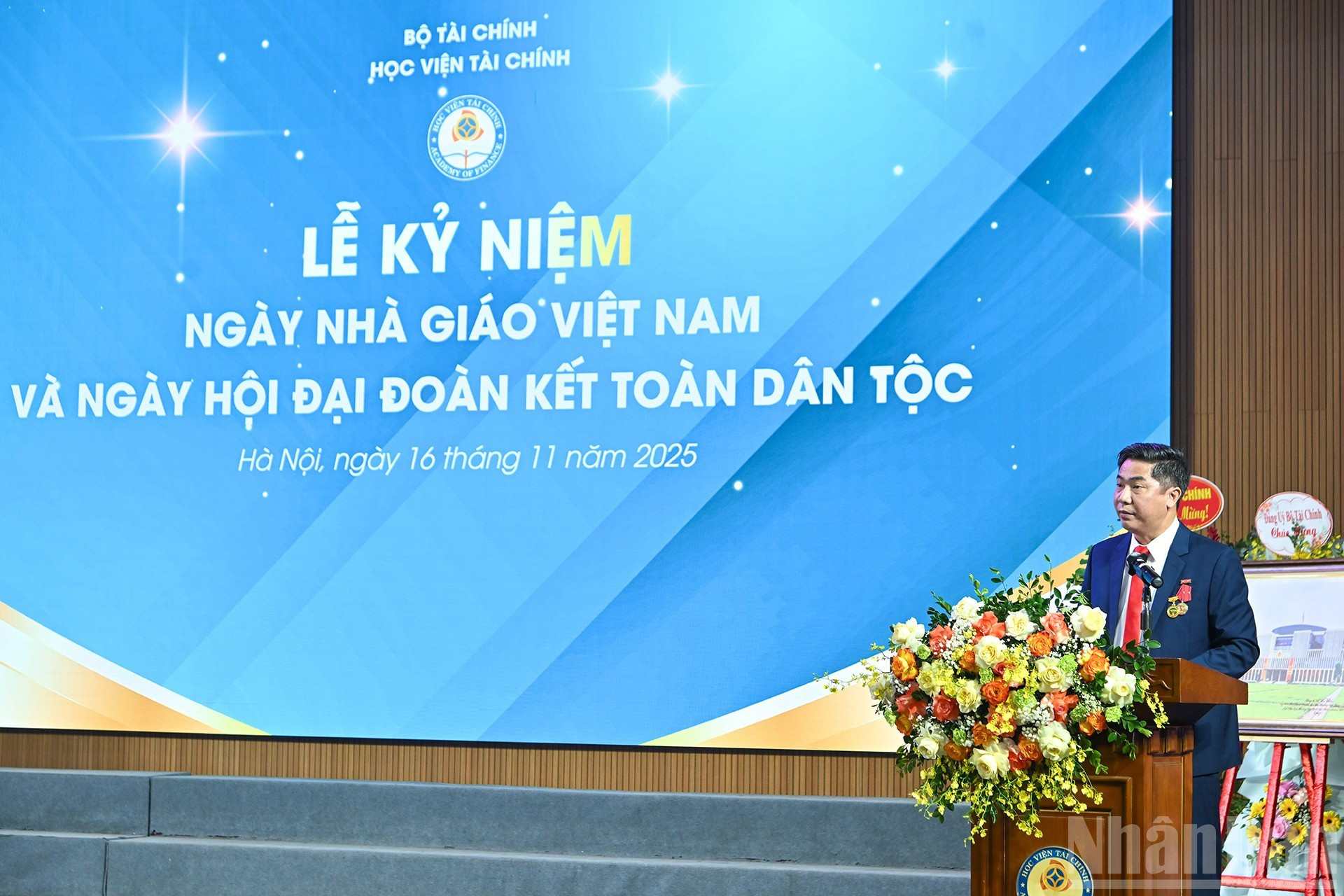 Директор Финансовой академии Нгуен Дао Тунг выступает с речью.