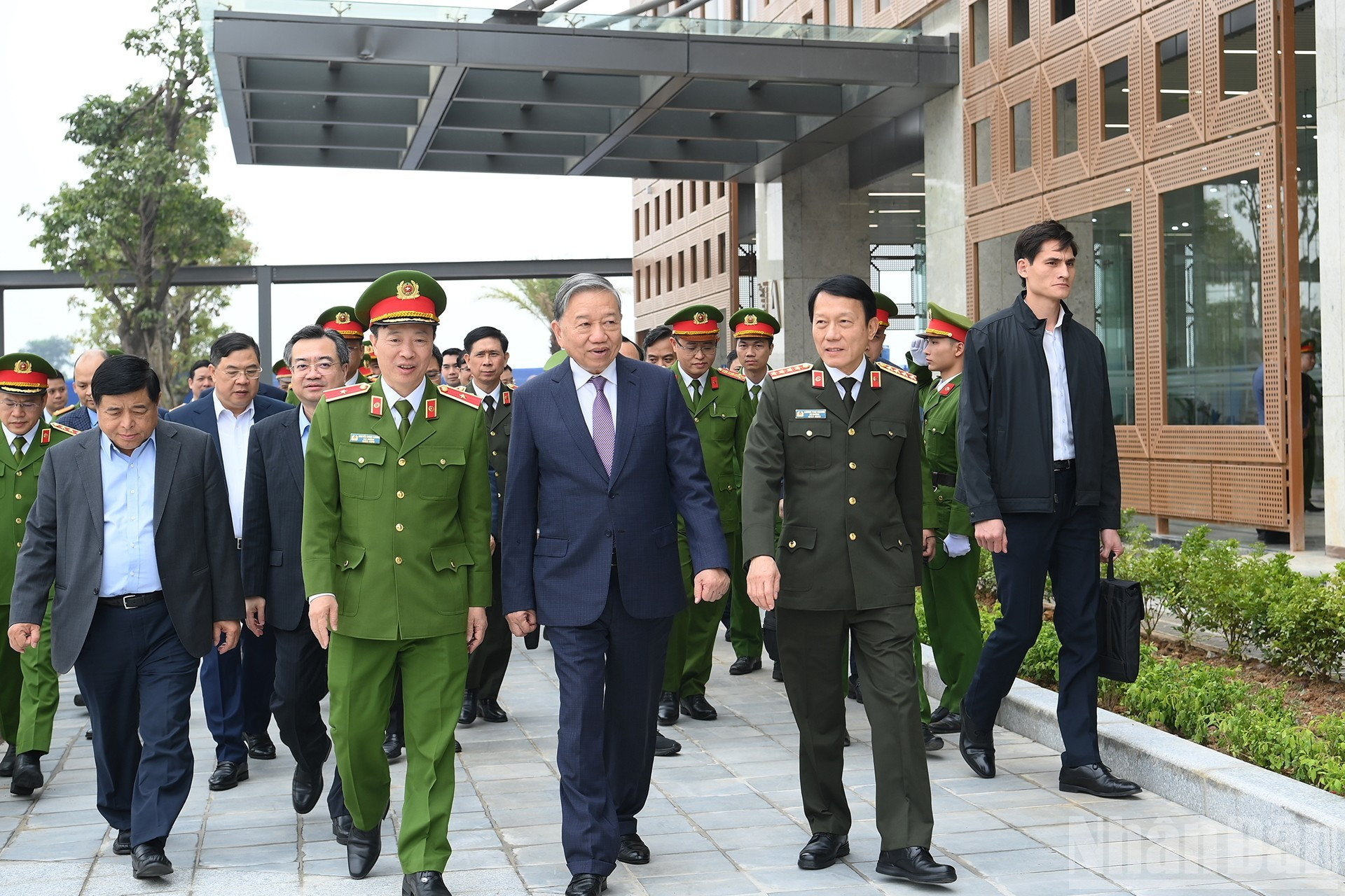 Генеральный секретарь ЦК КПВ То Лам посещает Национальный центр данных.
