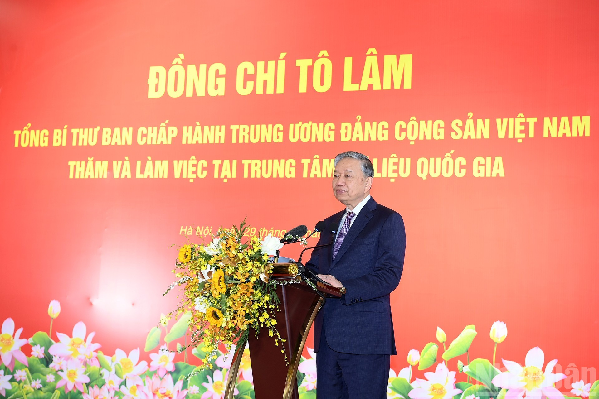 Генеральный секретарь ЦК КПВ То Лам выступает с речью.