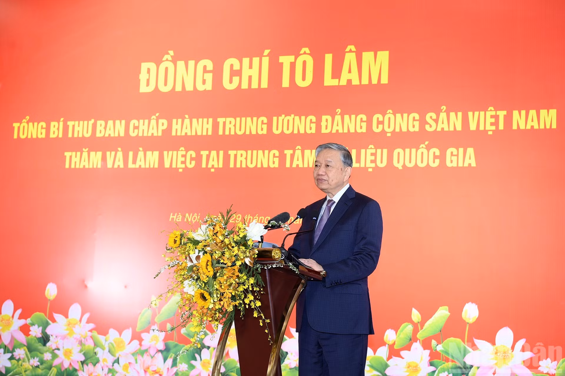 Генеральный секретарь ЦК КПВ То Лам выступает с речью.