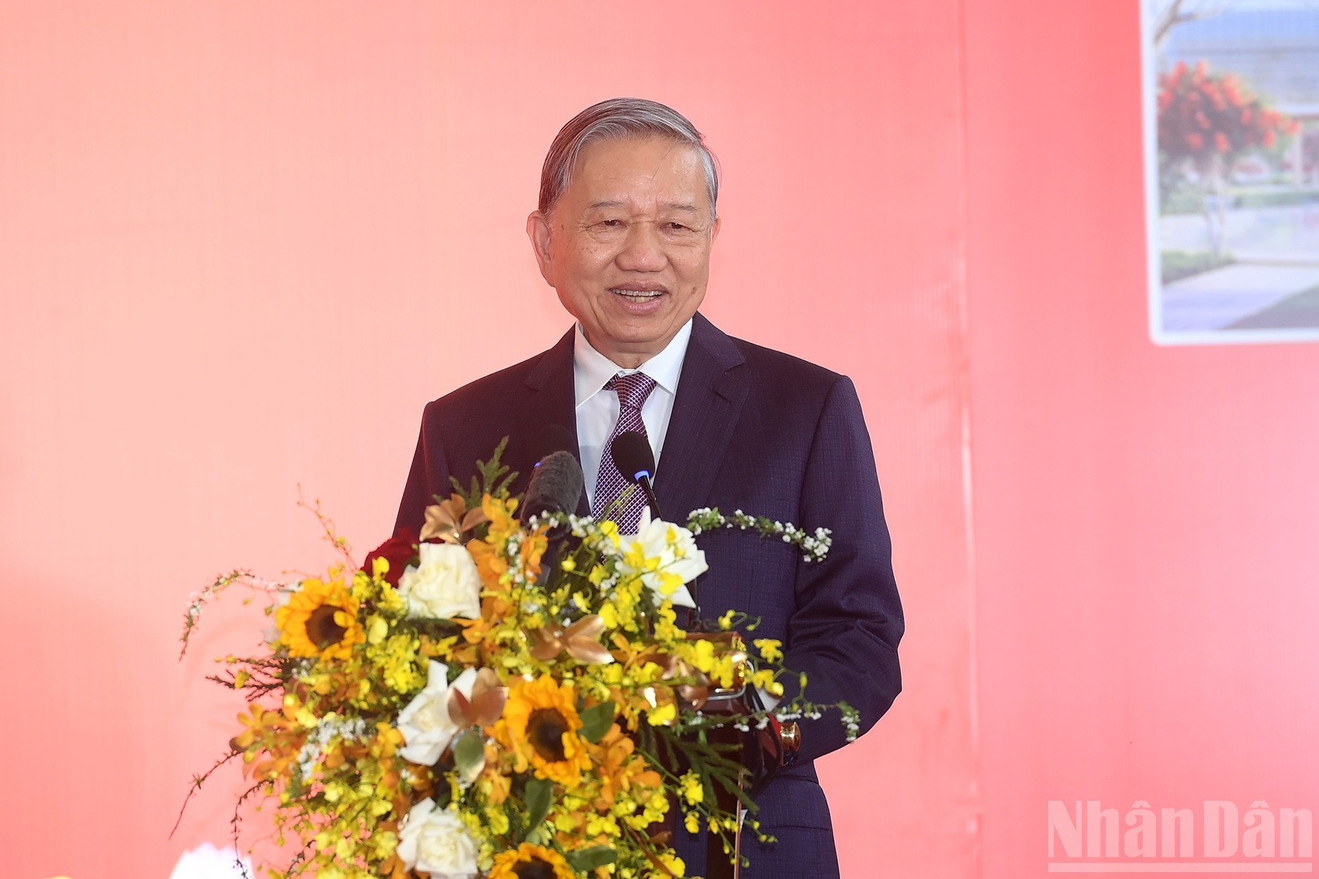 Генеральный секретарь ЦК КПВ То Лам выступает на рабочей встрече.