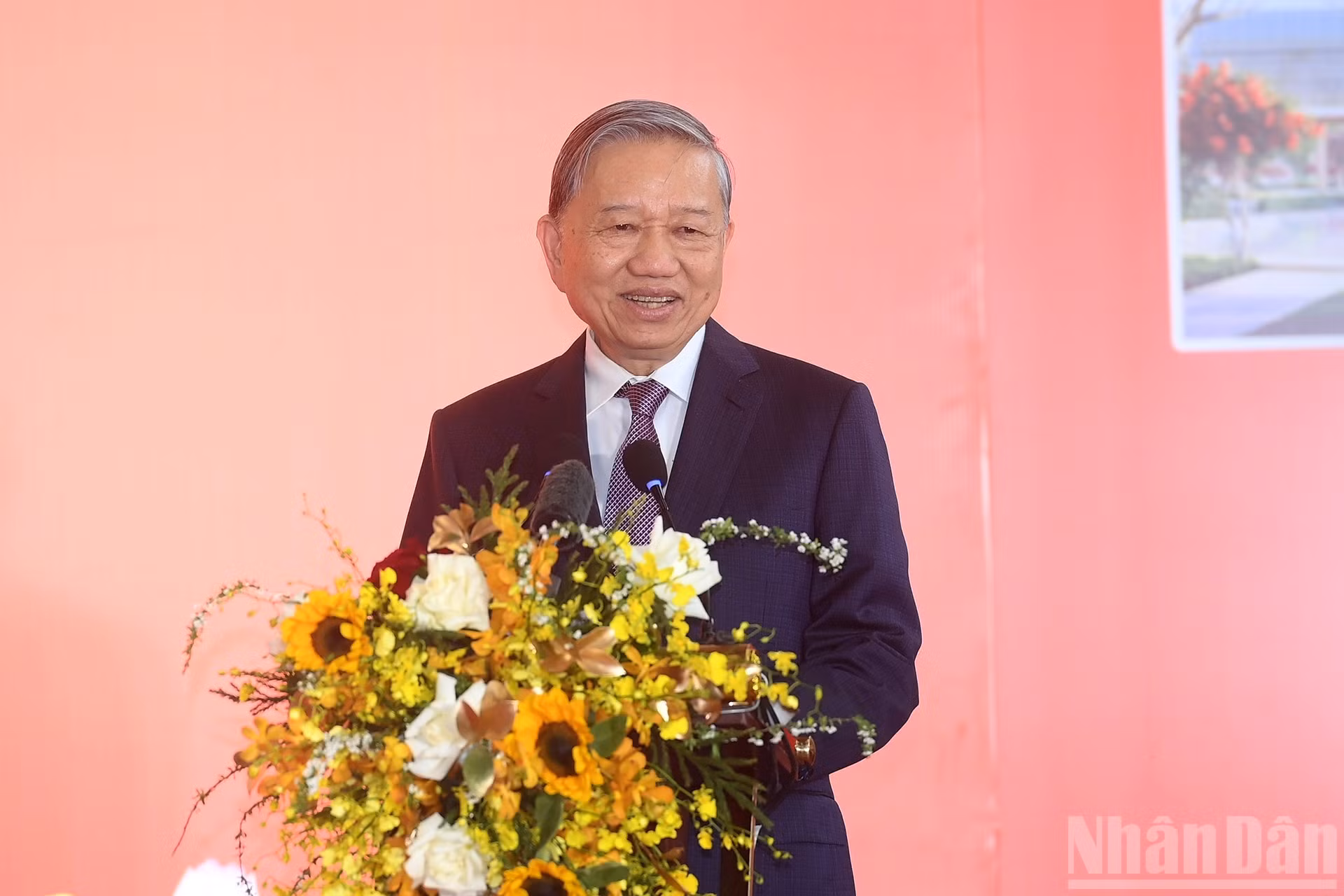 Генеральный секретарь ЦК КПВ То Лам выступает на рабочей встрече.