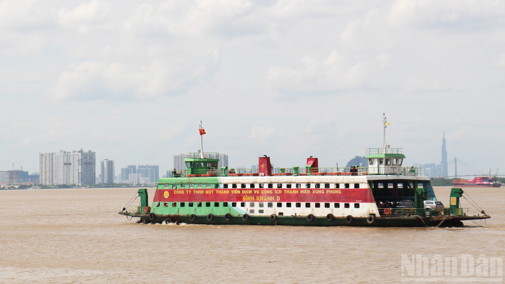 Мост Канзо пересекает реку Шоайрап, имеет 6 полос движения и общую протяженность более 6 км. Он заменит паром Бинькхань, положив конец транспортной «изоляции» уезда Канзо, откроет новые возможности развития в морском направлении и одновременно обеспечит гармоничное сочетание социально-экономического развития с сохранением Биосферного заповедника мангровых лесов Канзо.